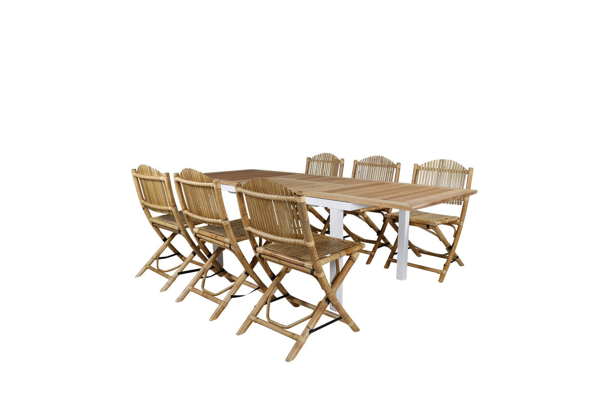 Foto zeigt einen Cafe Stuhl mit Rattan-Beinen und Stoffbezug in Natur sowie einen rechteckigen Teakholz-Esstisch mit weissem Aluminiumgestell.