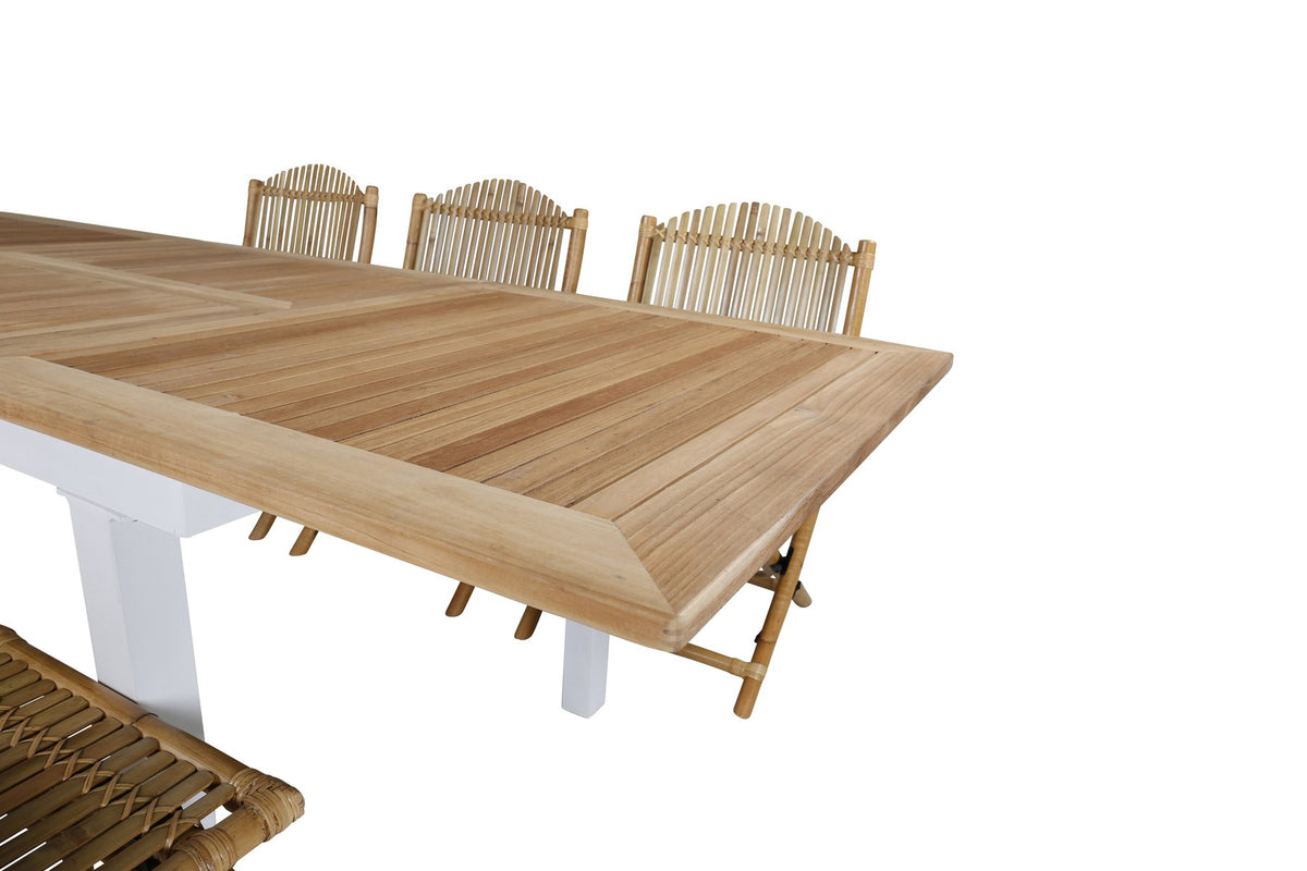 Foto zeigt einen Cafe Stuhl mit Rattan-Beinen und Stoffbezug in Natur sowie einen rechteckigen Teakholz-Esstisch mit weissem Aluminiumgestell.