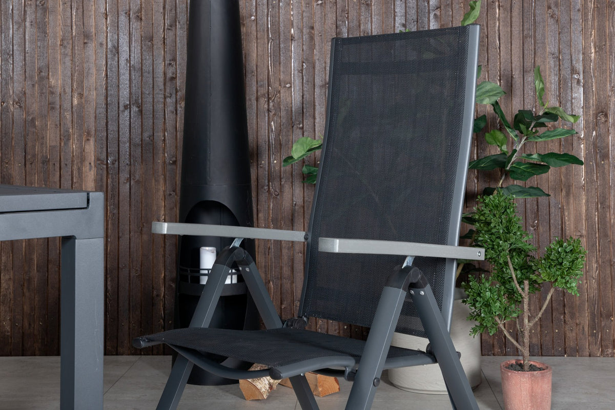 Zwei schwarze Aluminium-Positionsstühle und ein rechteckiger, ausziehbarer Aluminium-Gartentisch in Schwarz mit glatter Oberfläche.