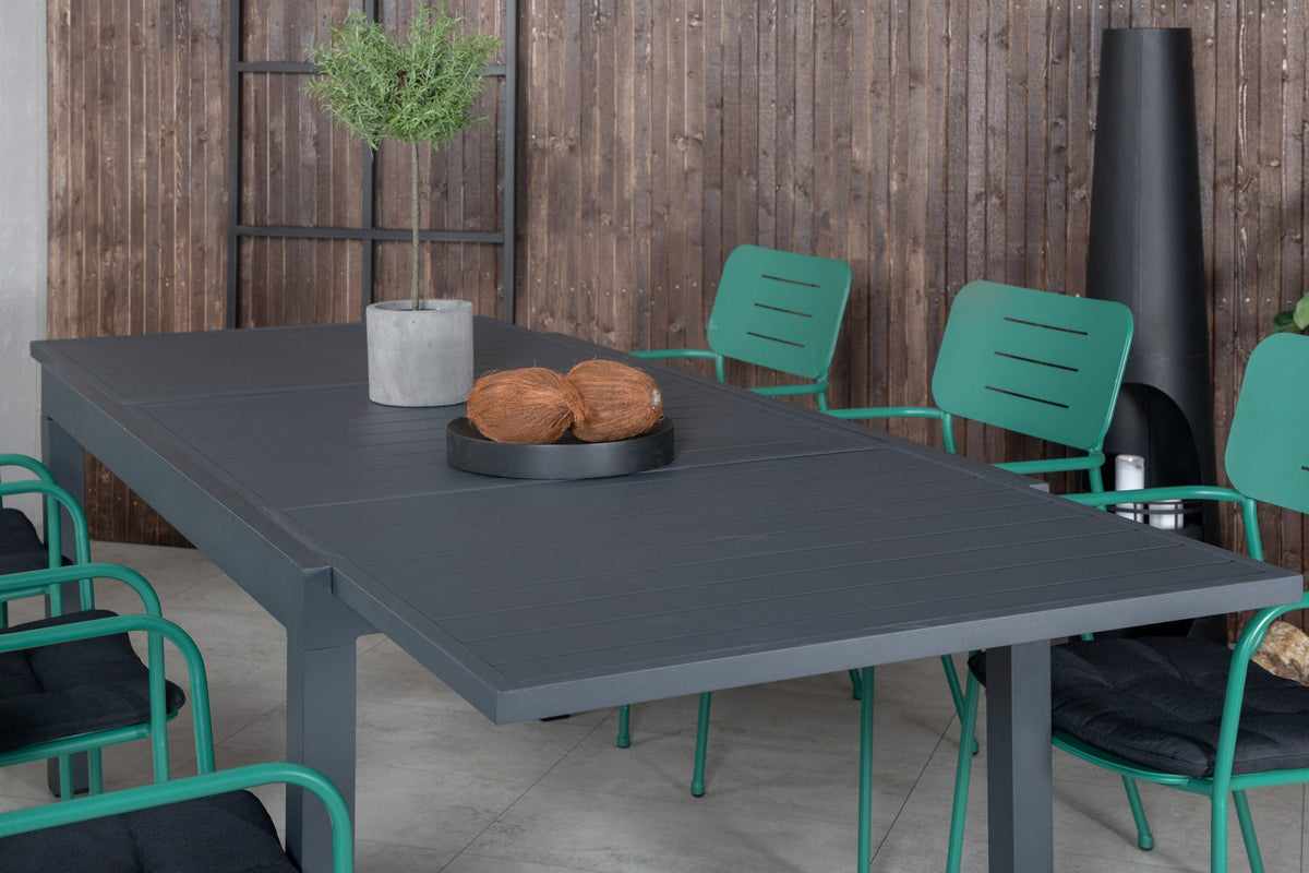 Gartentischset aus Aluminium: schwarzer, ausziehbarer Esstisch 160x100 cm und zwei grüne, stapelbare Aluminiumstühle mit Polyesterbezug.