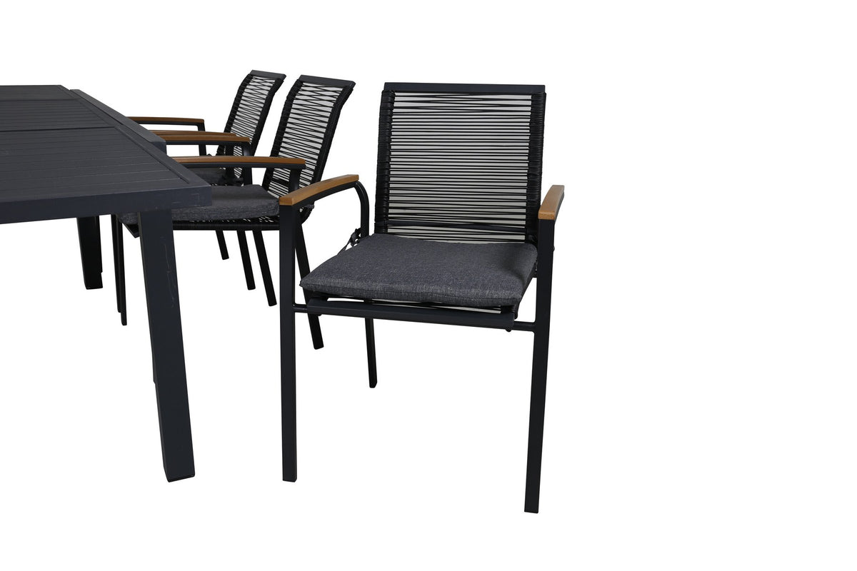 Zwei schwarze Aluminium-Stühle mit Polyesterbezug und ein rechteckiger schwarzer Aluminium-Esstisch mit Stahlbeinen, Gartentischset von Venture Home.