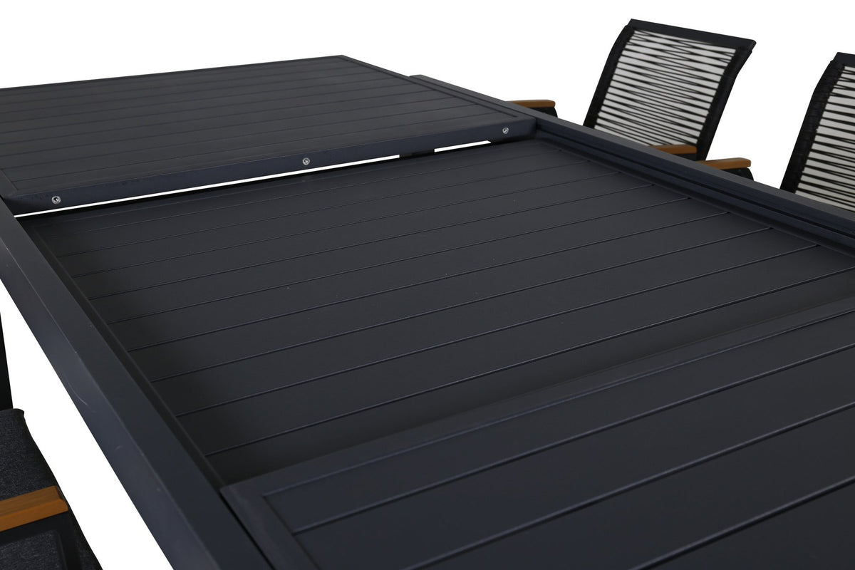 Zwei schwarze Aluminium-Stühle mit Polyesterbezug und ein rechteckiger schwarzer Aluminium-Esstisch mit Stahlbeinen, Gartentischset von Venture Home.