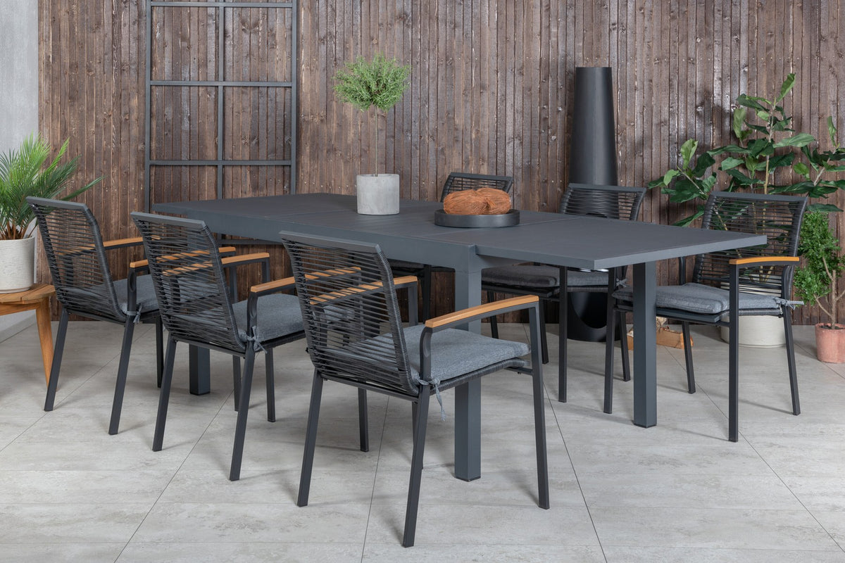 Zwei schwarze Aluminium-Stühle mit Polyesterbezug und ein rechteckiger schwarzer Aluminium-Esstisch mit Stahlbeinen, Gartentischset von Venture Home.