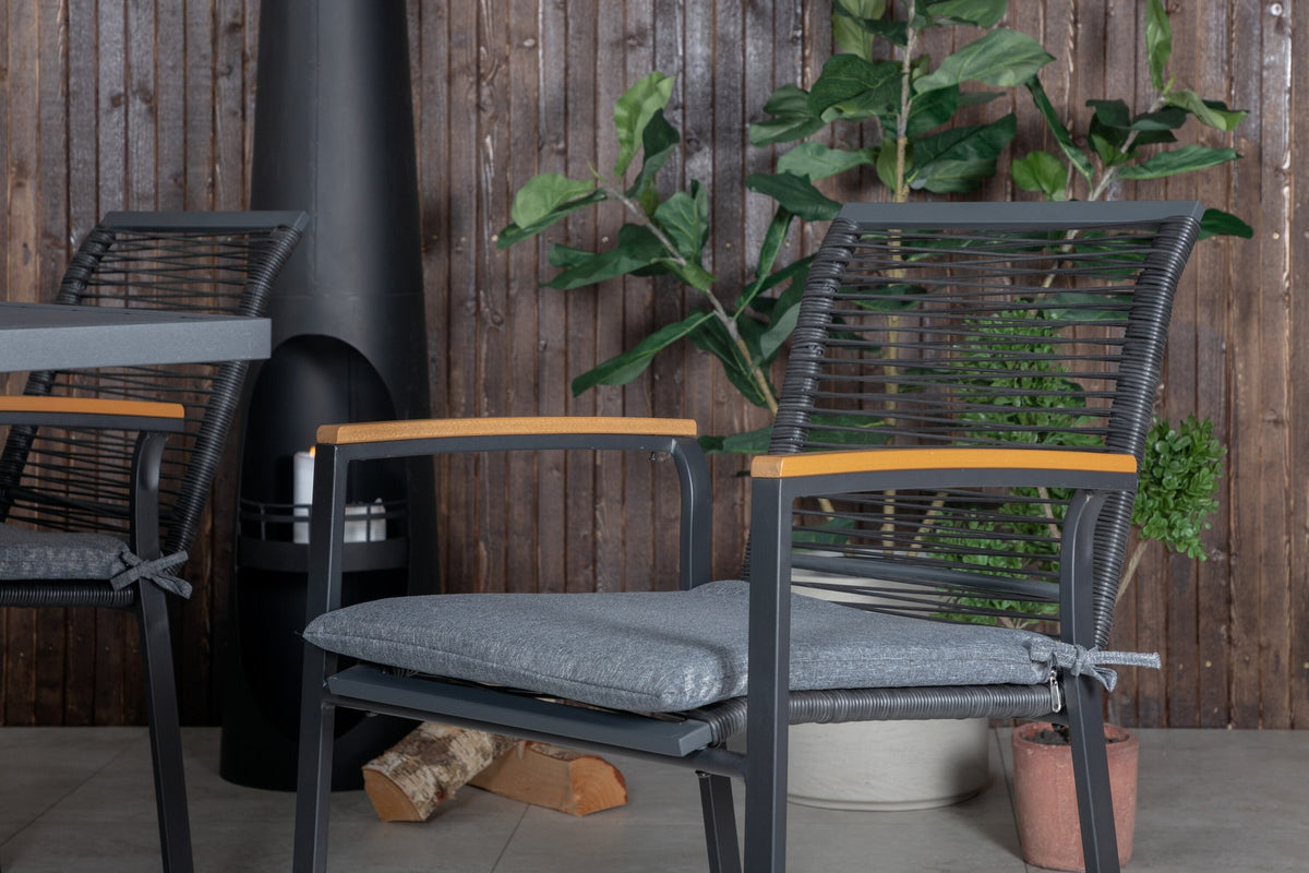 Zwei schwarze Aluminium-Stühle mit Polyesterbezug und ein rechteckiger schwarzer Aluminium-Esstisch mit Stahlbeinen, Gartentischset von Venture Home.