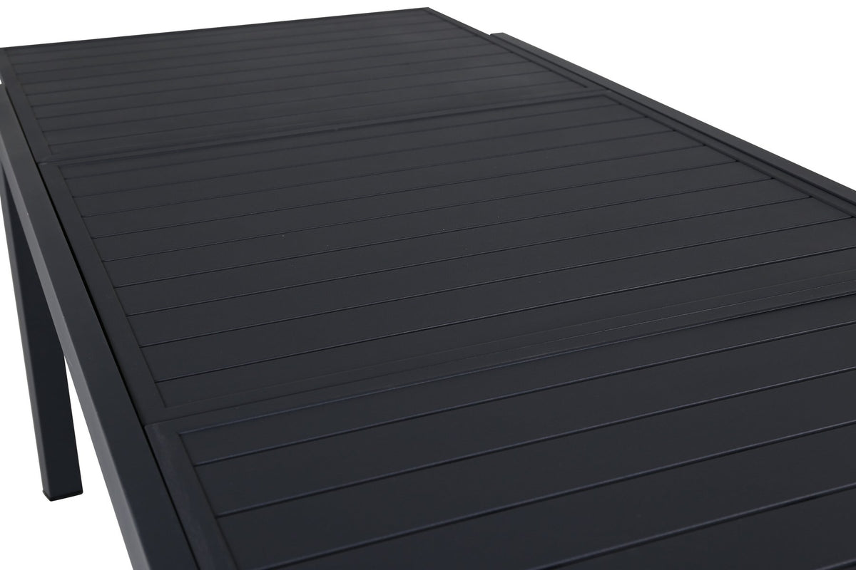 Zwei schwarze Aluminium-Positionsstühle und ein rechteckiger, ausziehbarer Aluminium-Gartentisch in Schwarz mit glatter Oberfläche.
