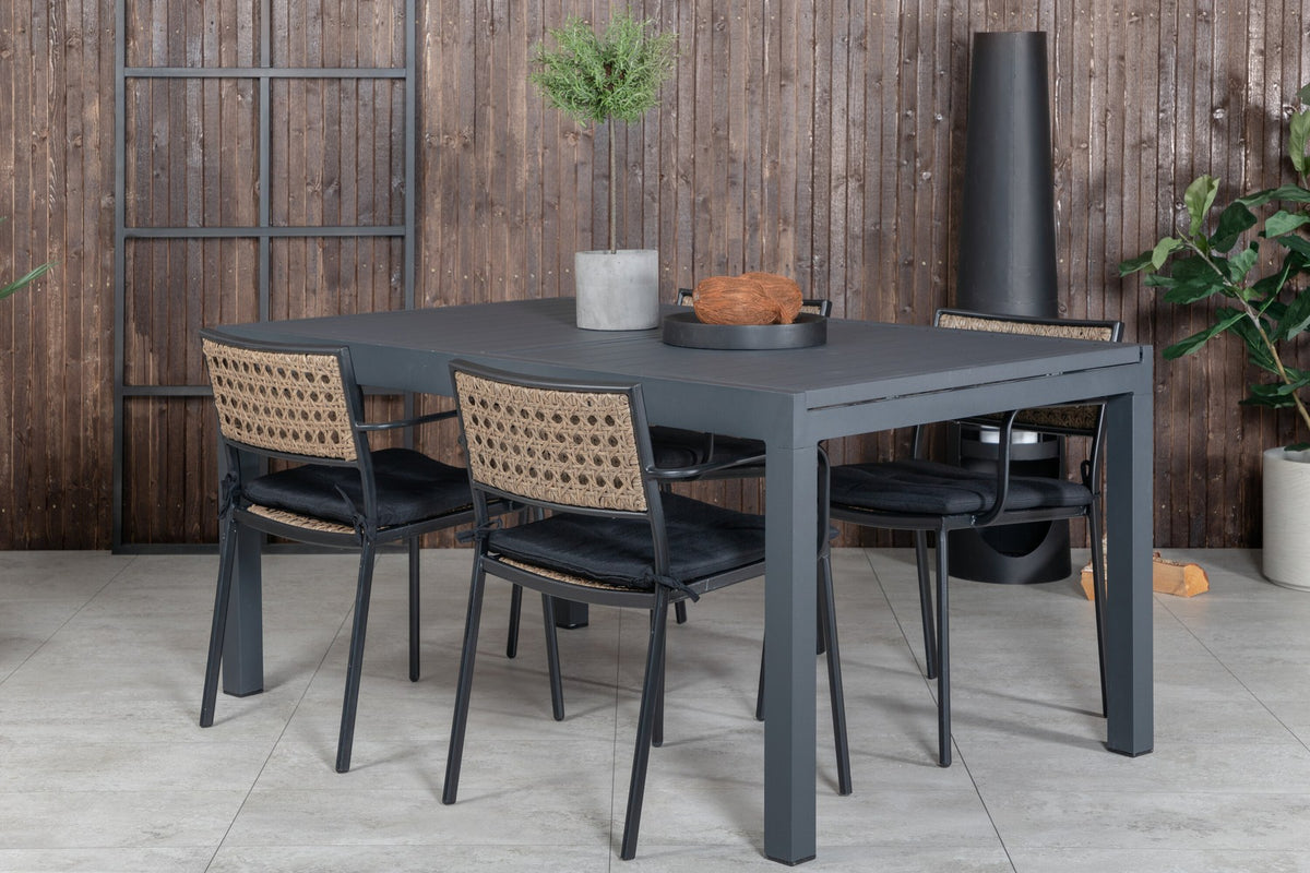 Vier Esszimmerstühle aus Aluminium mit Polyesterbezug in Natur und rechteckiger Esstisch mit schwarzer Aluminium-Tischplatte.