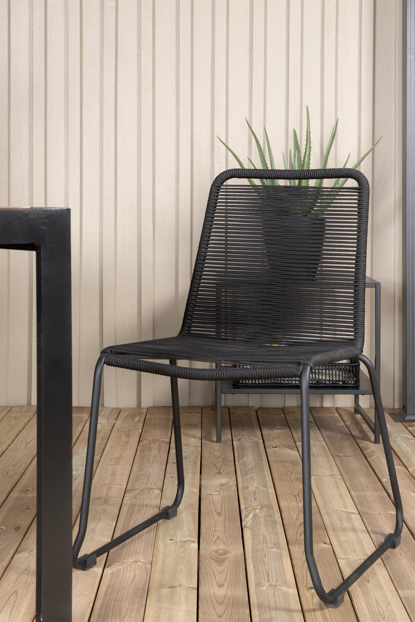 Entdecken Sie das Bois Outdoor-Tischset von Venture Home: 205 cm großer Tisch, 6 bequeme Lindos Stühle, elegantes Design, langlebige Materialien, ideal für gesellige Stunden im Freien.