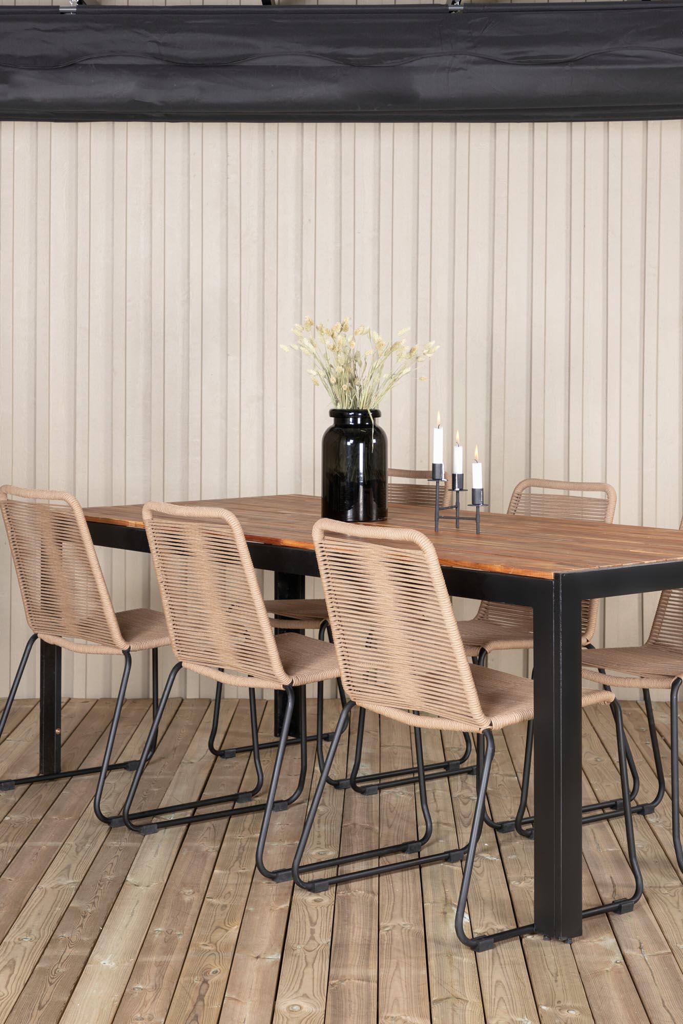 Venture Home: Hochwertiges Outdoor-Tischset für Gartenfeste.