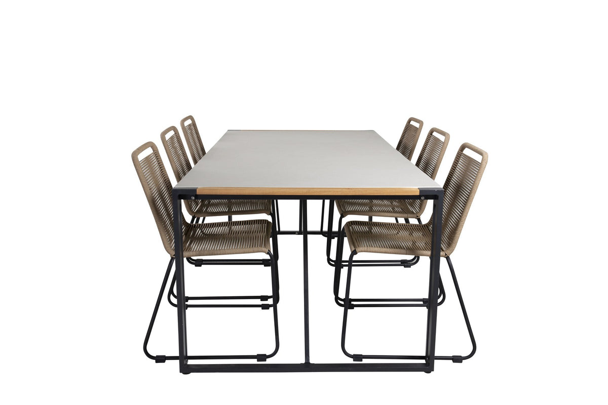 Zwei braune Esszimmerstühle mit Teakholz und Aluminium neben einem rechteckigen Glastisch mit schwarzer Tischplatte und Stahlbeinen im Aussenbereich.