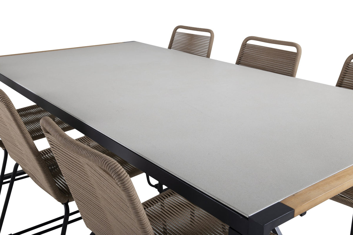 Zwei braune Esszimmerstühle mit Teakholz und Aluminium neben einem rechteckigen Glastisch mit schwarzer Tischplatte und Stahlbeinen im Aussenbereich.