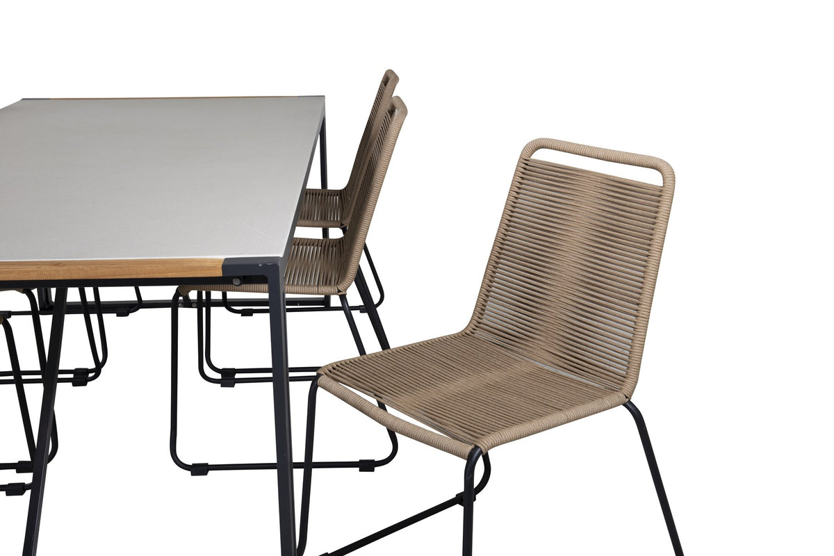 Zwei braune Esszimmerstühle mit Teakholz und Aluminium neben einem rechteckigen Glastisch mit schwarzer Tischplatte und Stahlbeinen im Aussenbereich.