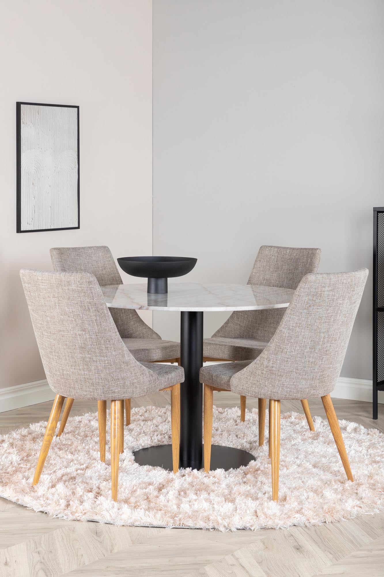 Elegantes Esszimmerset: Weisser Marmortisch, schwarzes Metallgestell, graue Stühle. Modern, komfortabel, für 4 Personen.