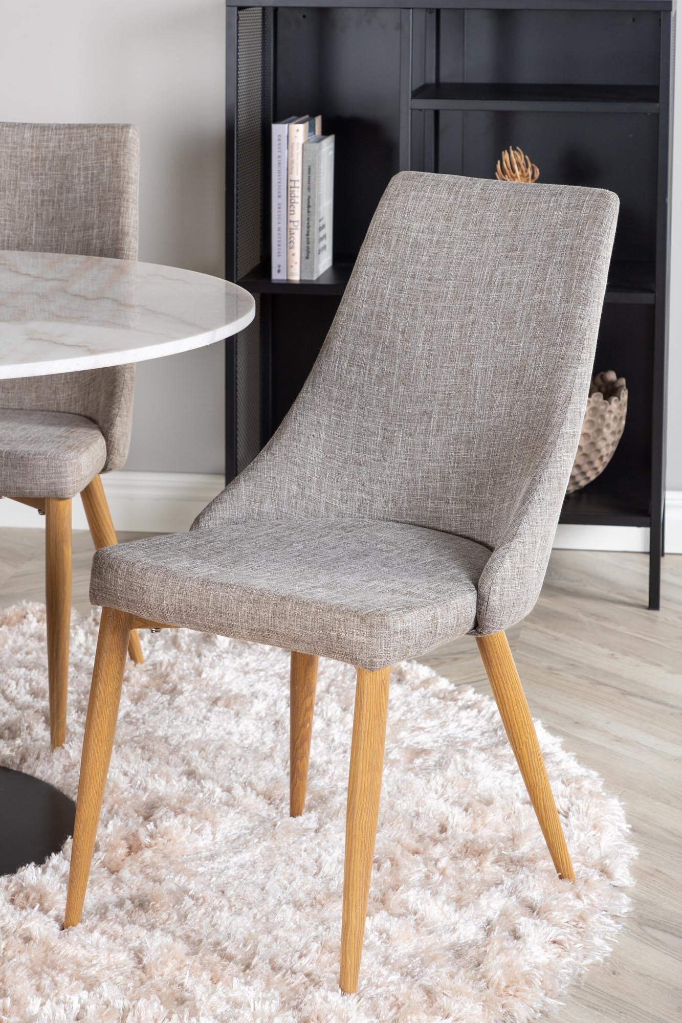 Modernes Esszimmerset für 4 von Venture Home: Estelle + Leone Tisch.