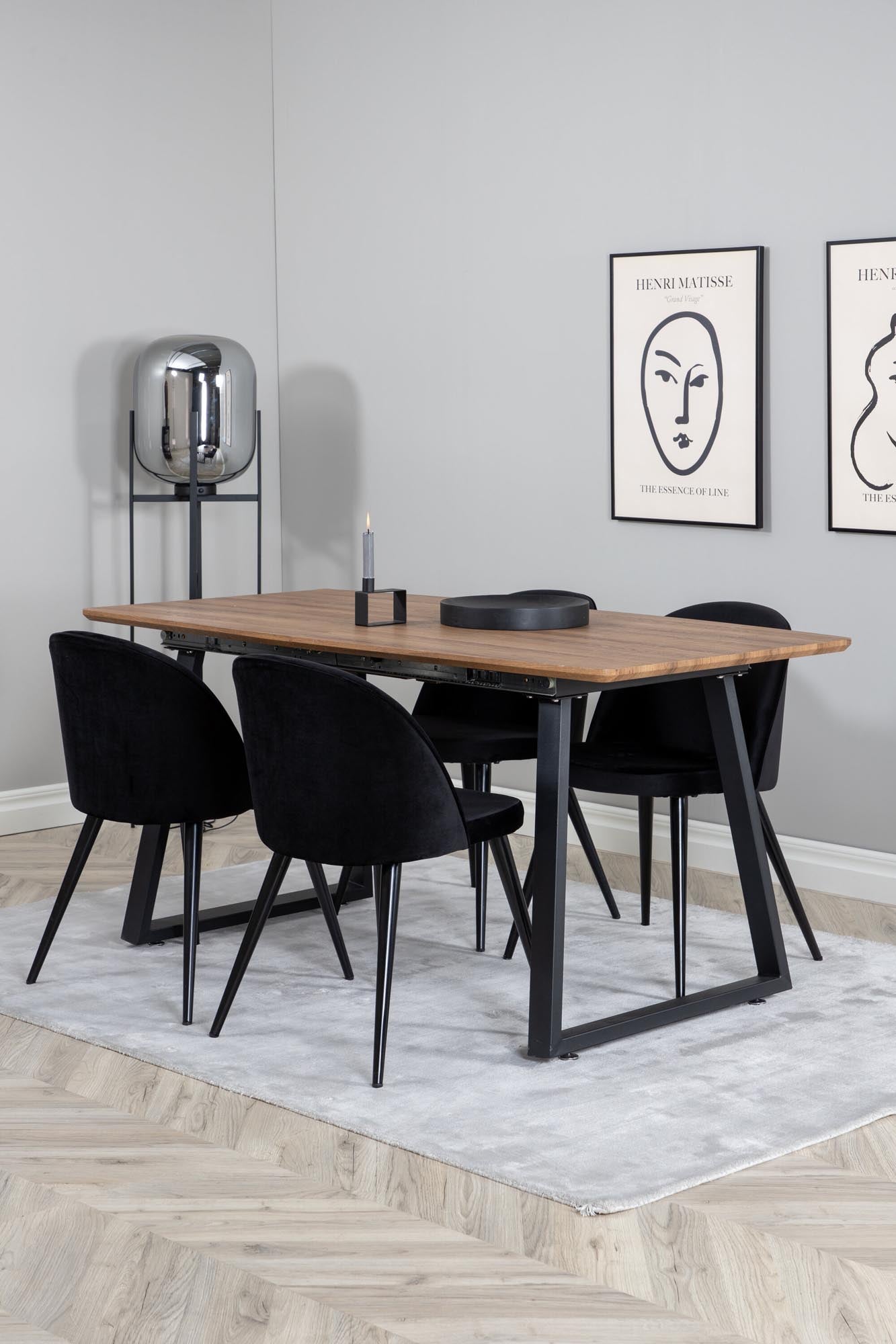 Erleben Sie das stilvolle Inca Esszimmerset von Venture Home: Ausziehbarer Tisch, edle Samtstühle und perfekt für festliche Anlässe mit bis zu 8 Gästen.