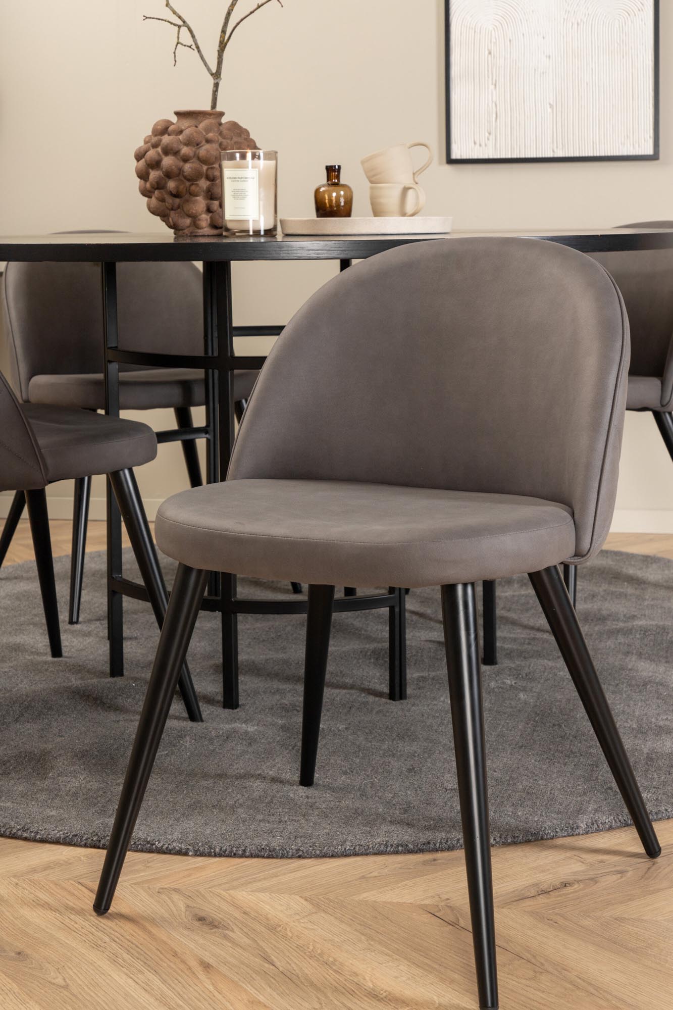 Elegantes Esszimmerset Copenhagen + Velvet: Moderner Tisch mit 140 cm Durchmesser und stilvolle, bequeme Stühle für unvergessliche Essmomente.