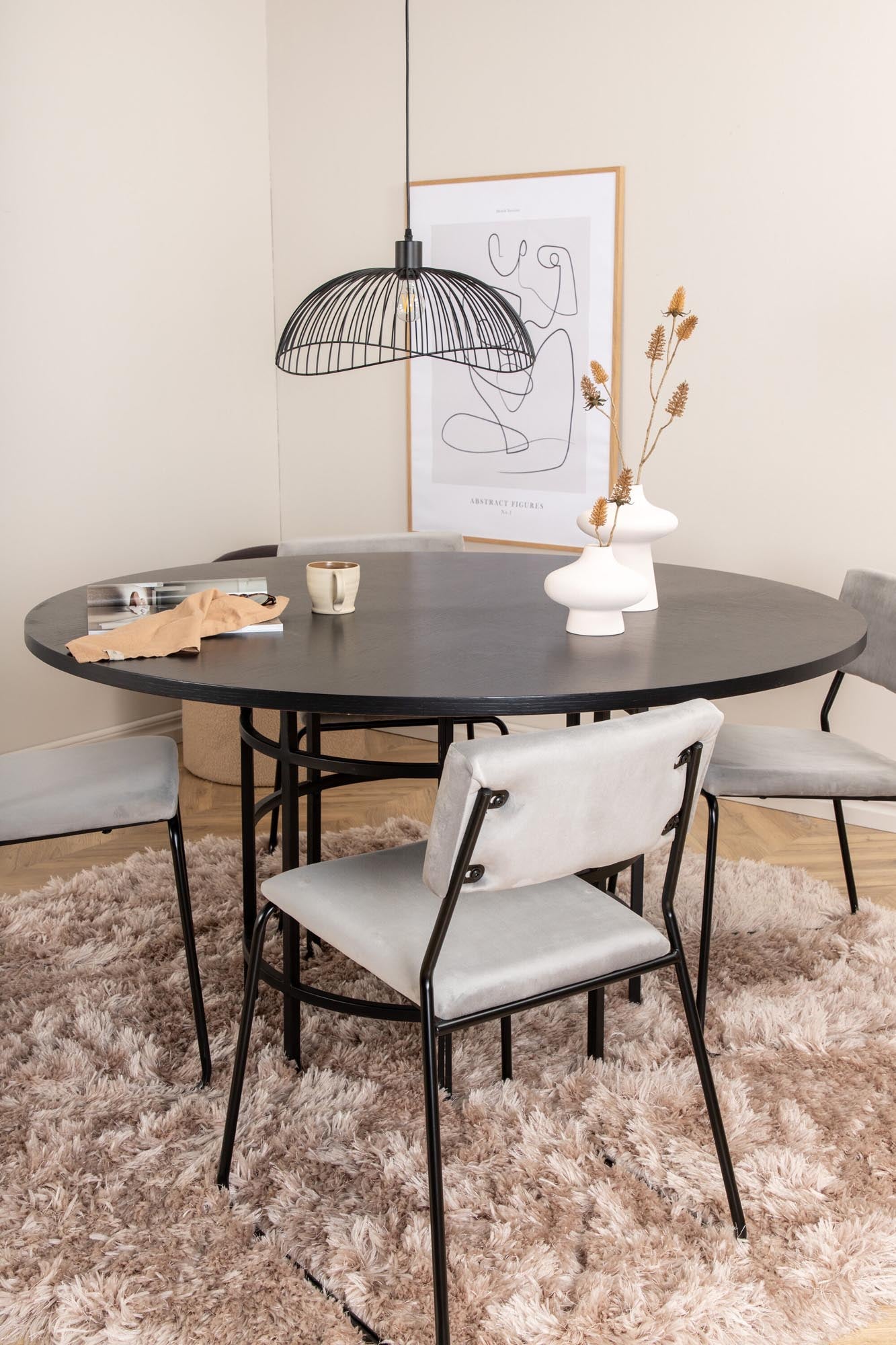 Elegantes Esszimmerset: Skandinavische Ästhetik und Funktionalität.