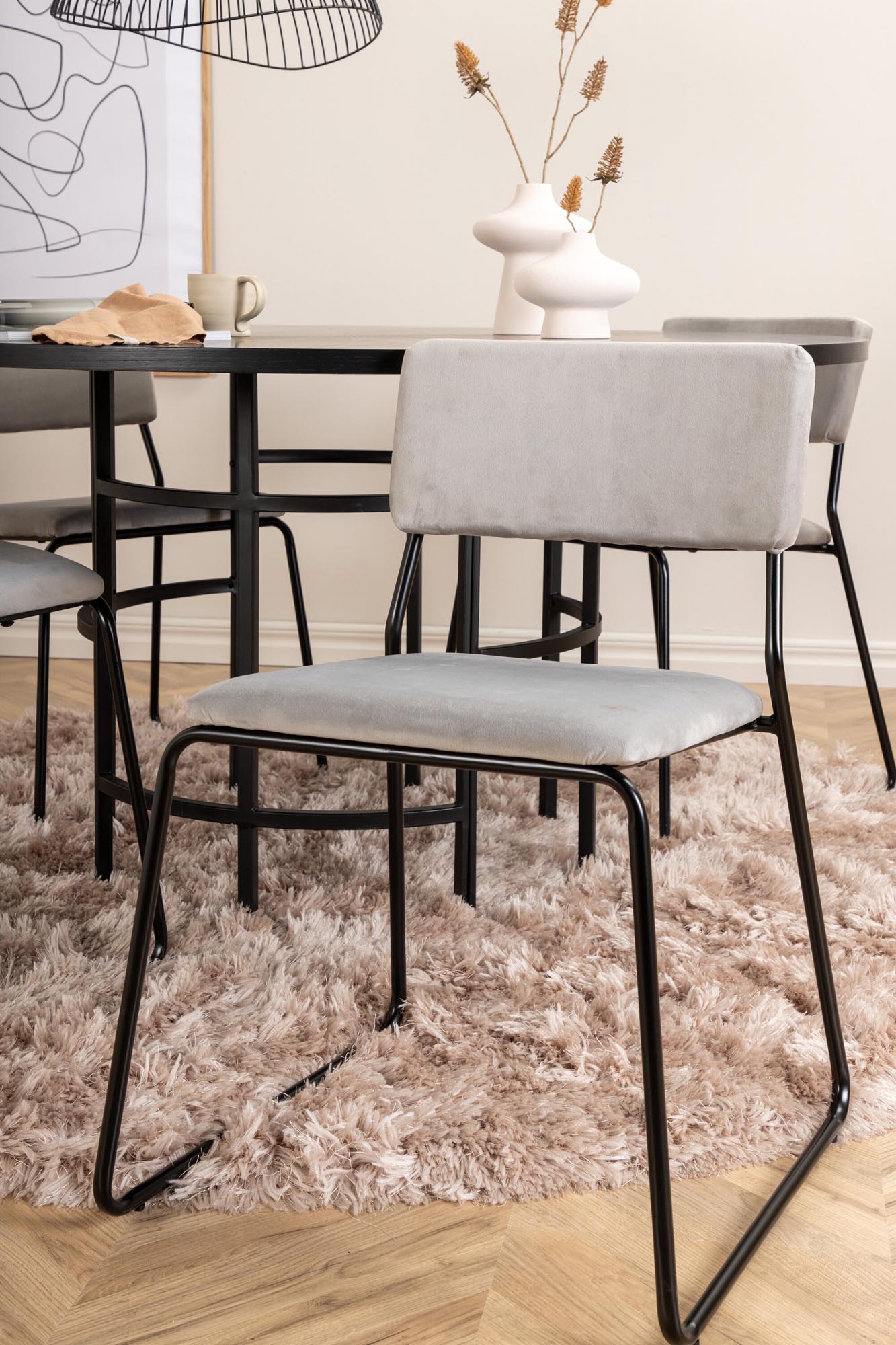 Stilvolles Esszimmerset: Skandinavische Eleganz für Ihr Zuhause.