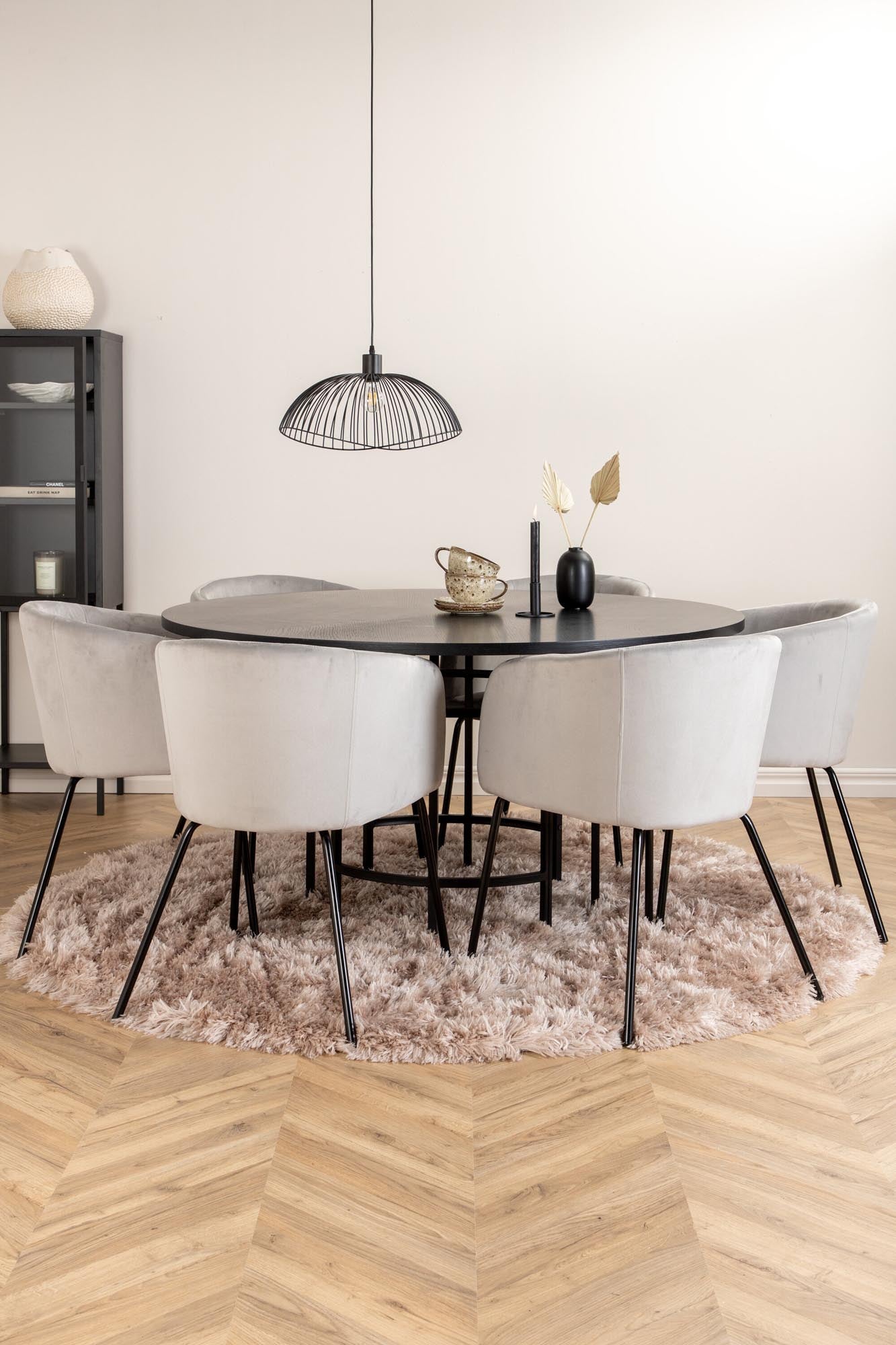 Skandinavisches Esszimmerset für zeitlose Eleganz und Geselligkeit.