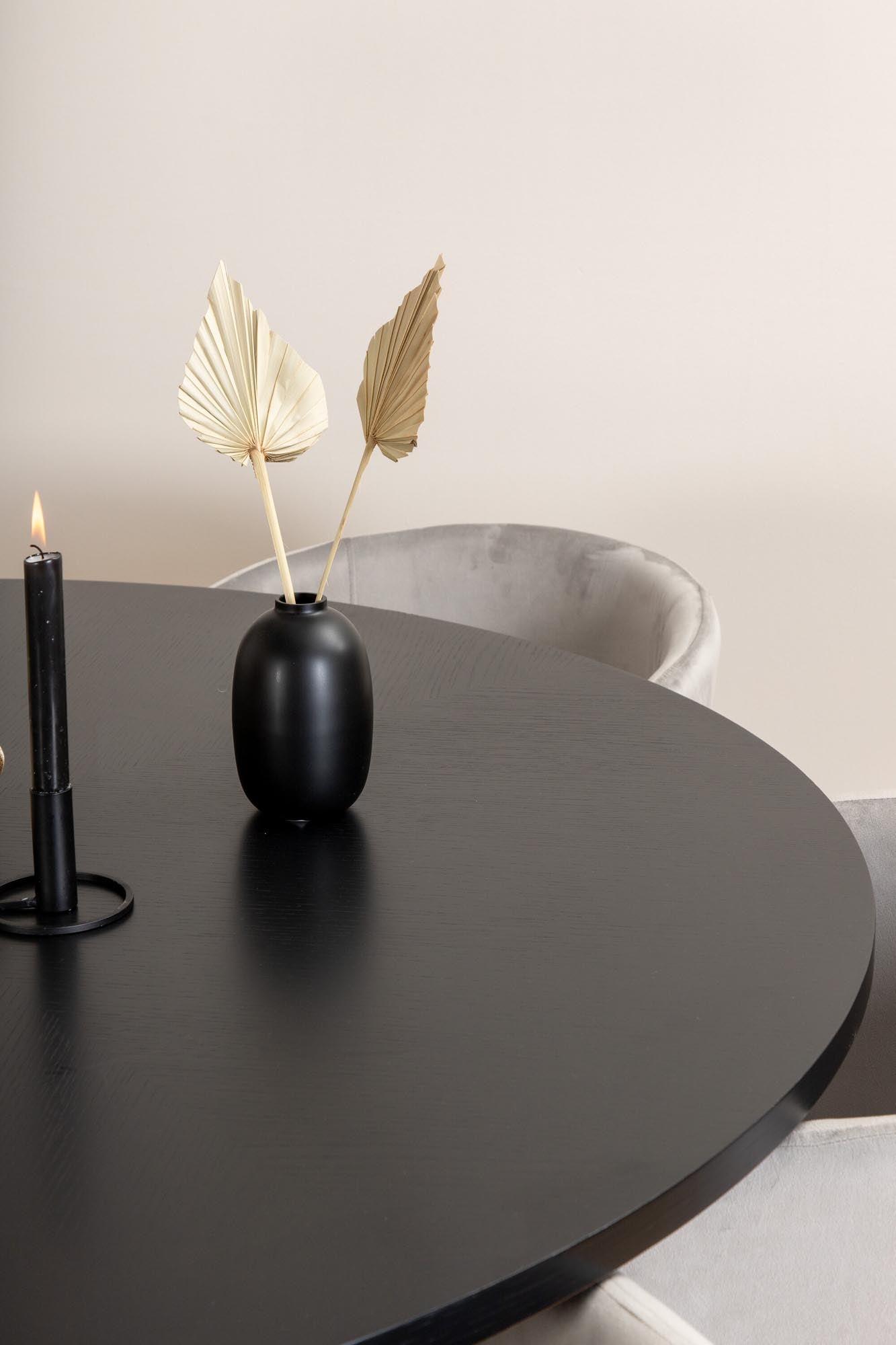 Modernes Esszimmerset Copenhagen + Berit von Venture Home: runder Tisch und bequeme Stühle für gesellige Abende.