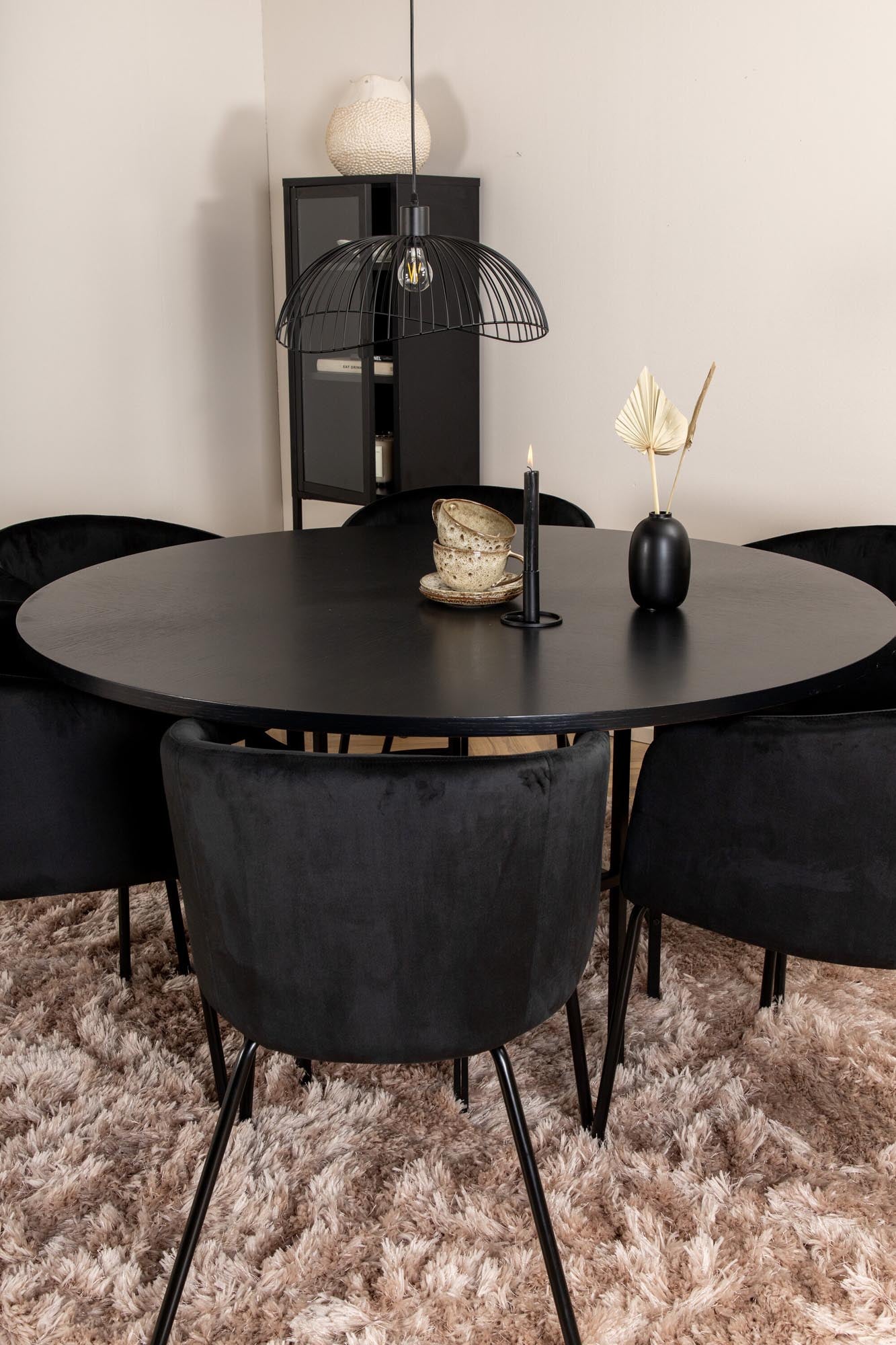 Stilvolles Esszimmerset für skandinavische Gemütlichkeit.