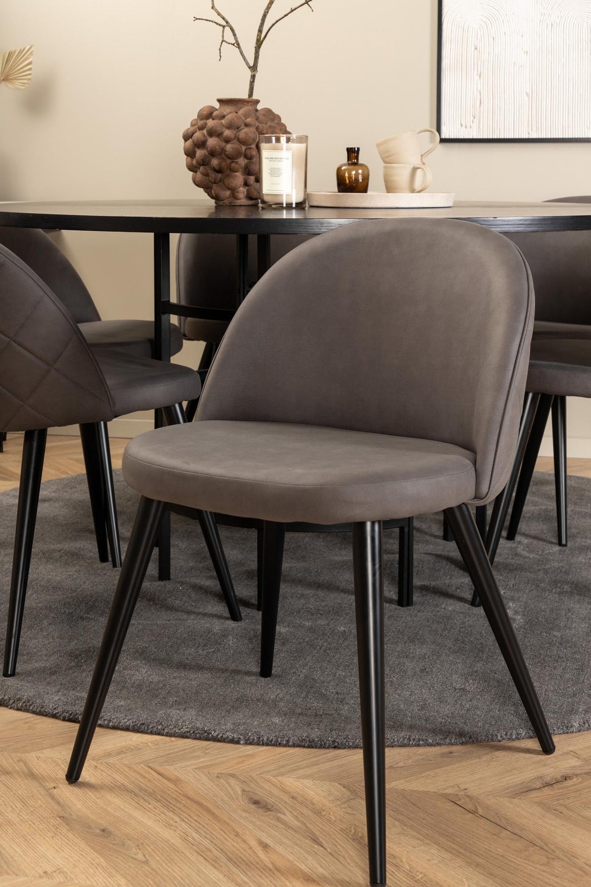 Esszimmerset Copenhagen + Velvet ⌀140cm/6St. in Grau / Schwarz präsentiert im Onlineshop von KAQTU Design AG. Esszimmerset ist von Venture Home