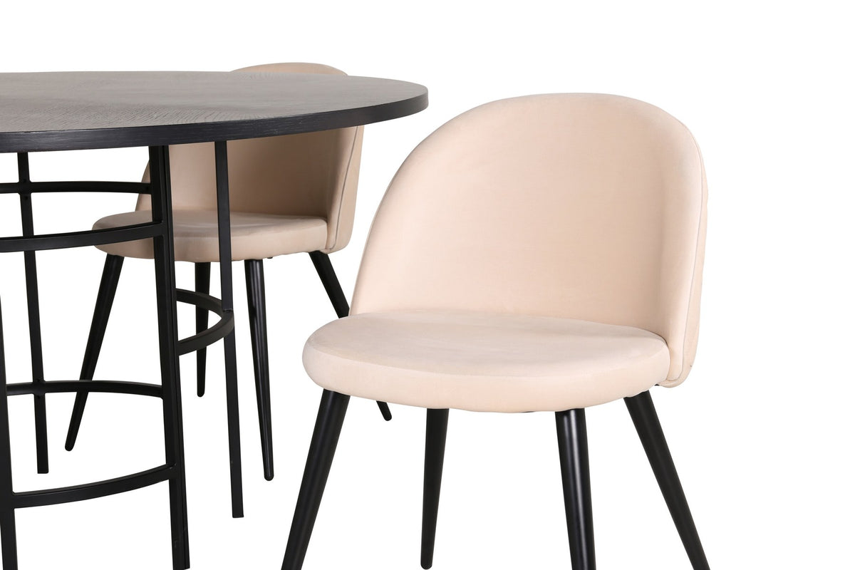 Esstisch Copenhagen mit brauner MDF-Furnier-Platte, Stahlbeinen und cremefarbenen Velvet-Stühlen mit schwarzem, pulverbeschichtetem Gestell.