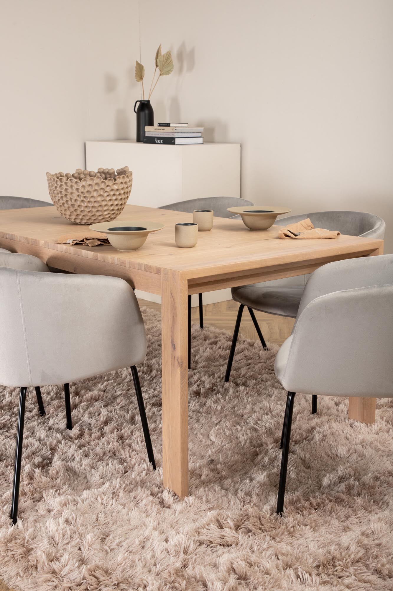 Entdecken Sie das stilvolle Slider Esszimmerset von Venture Home: Ausziehbarer Tisch (170-250 cm) und 6 elegante Berit Stühle für jeden Anlass.