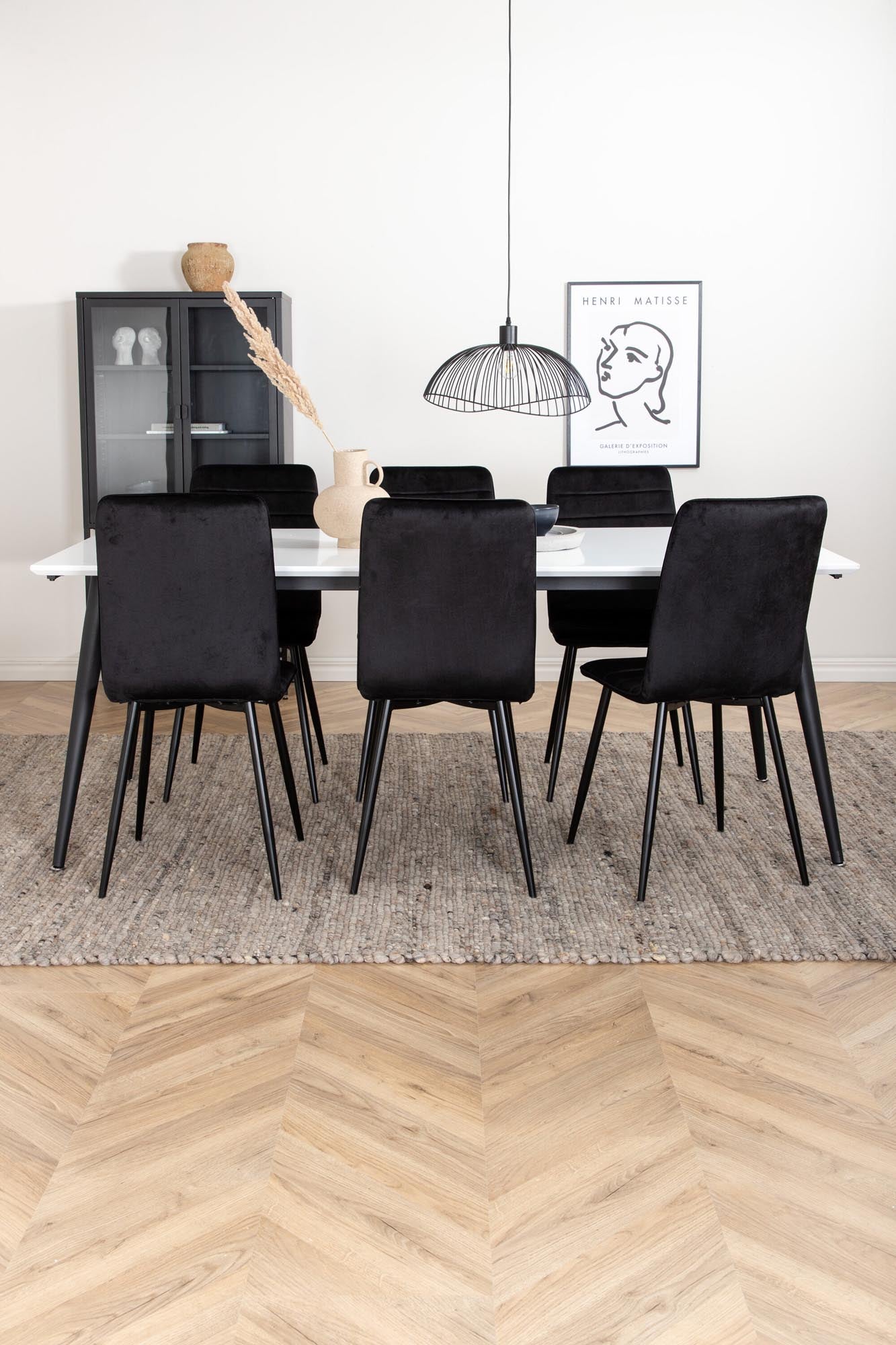 Stilvolles Jimmy Esszimmerset: Skandinavischer Esstisch mit HPL/MDF, 6 Windu-Samtstühle, ideal für grosse Feiern.