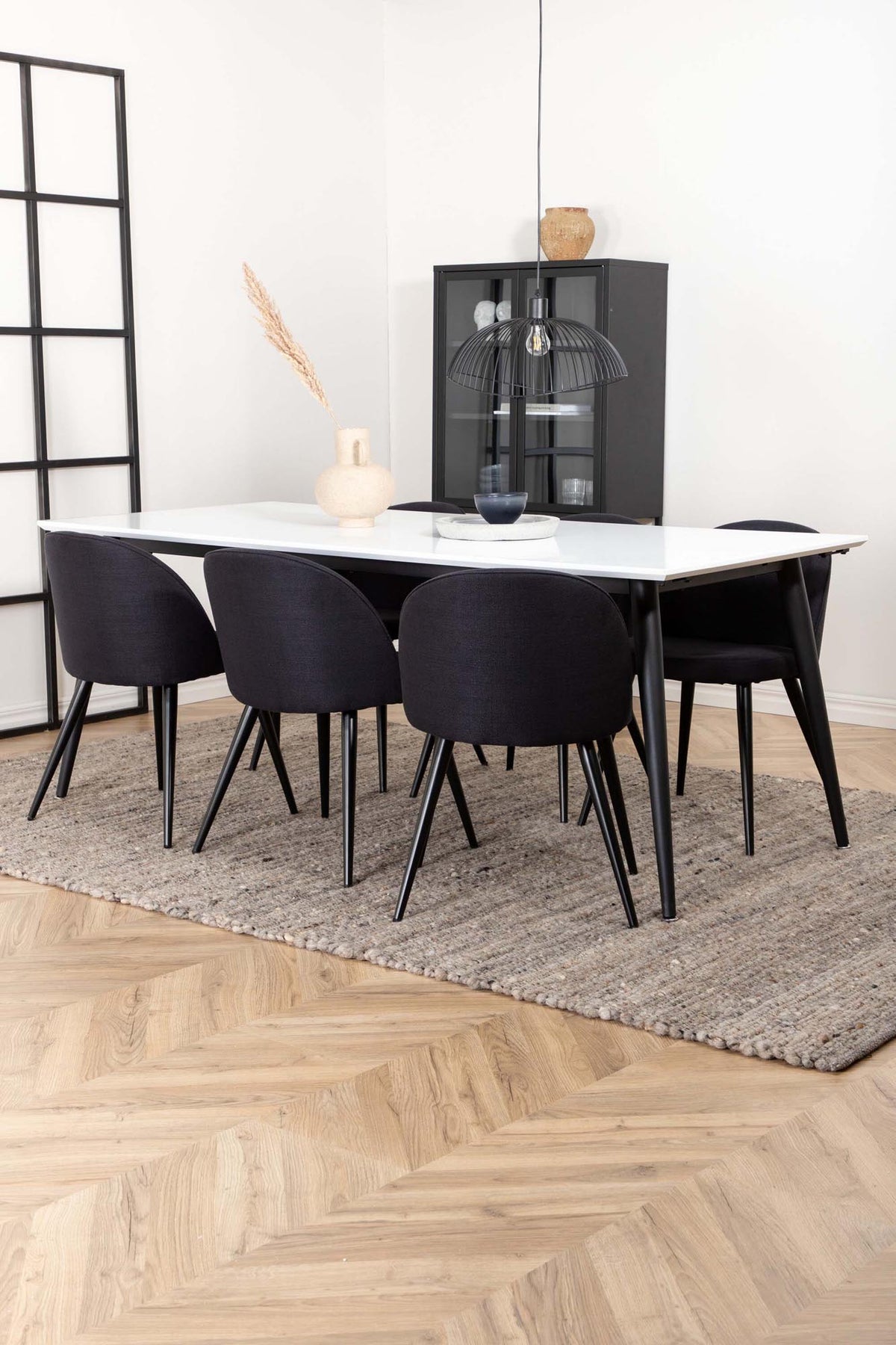Jimmy Esszimmerset + Velvet 195cm/6St. in Schwarz präsentiert im Onlineshop von KAQTU Design AG. Esszimmerset ist von Venture Home