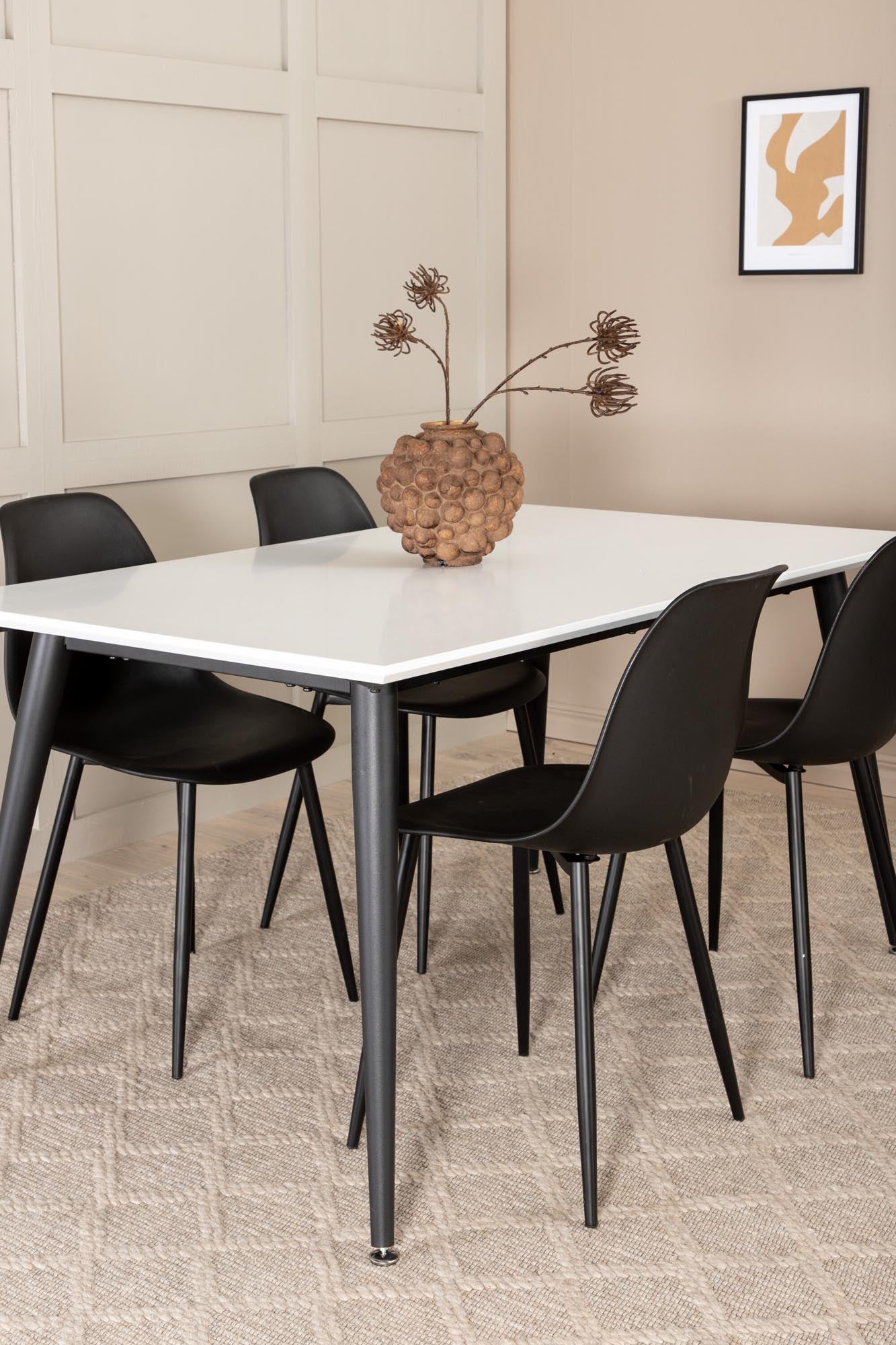 Erleben Sie das stilvolle Jimmy Esszimmerset von Venture Home: Ausziehbarer Tisch und bequeme Polar-Stühle für gesellige Abende.