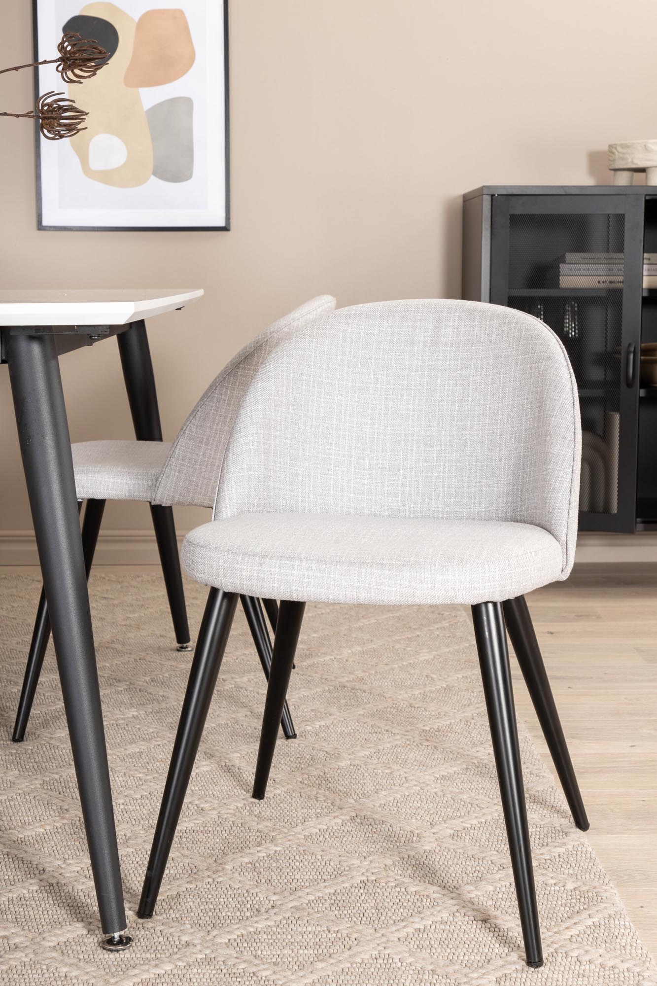 Stilvolles Jimmy Esszimmerset mit 4 Samtstühlen, 150cm, von Venture Home.