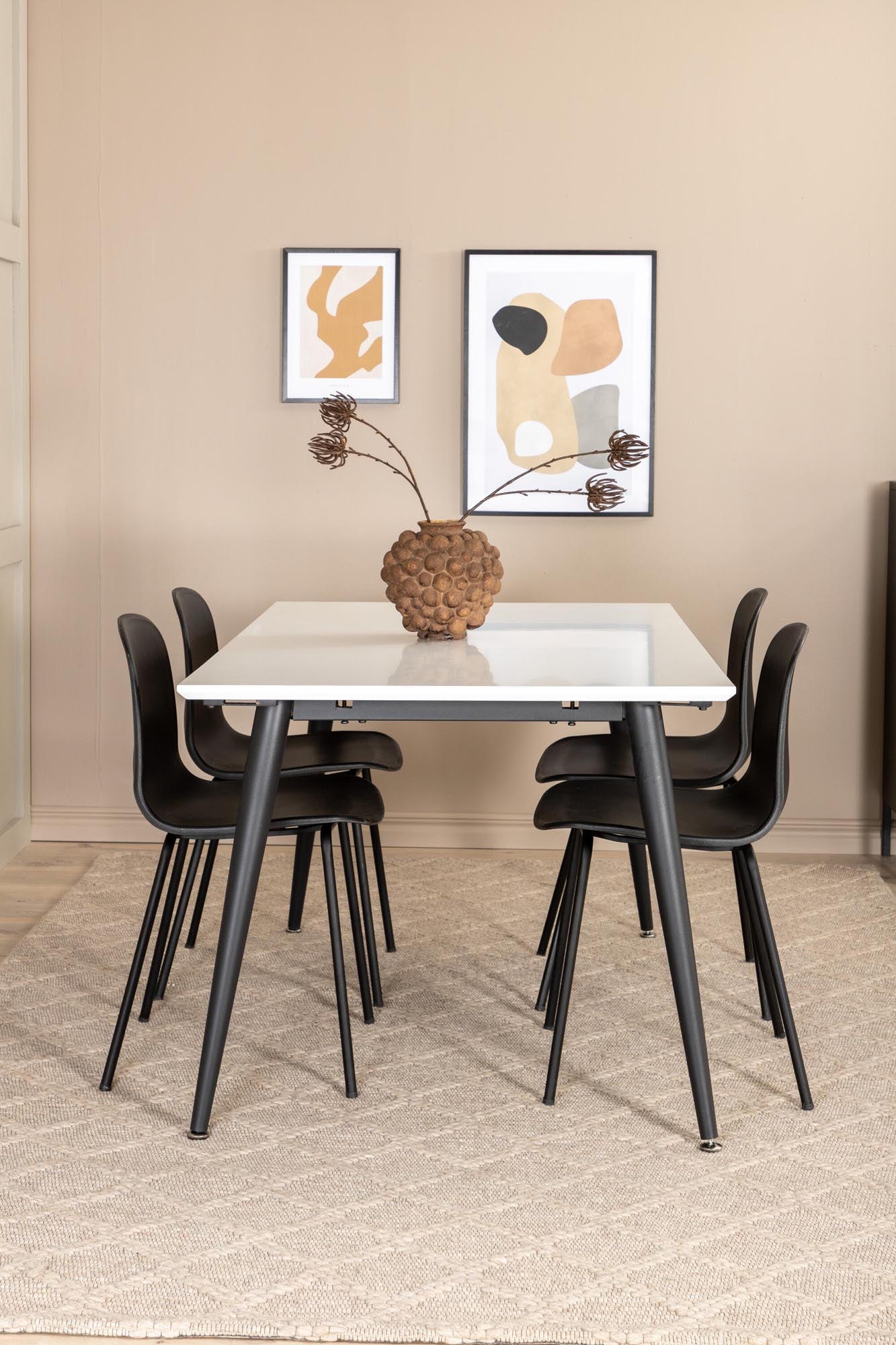 Stilvolles Jimmy Esszimmerset: Skandinavische Eleganz, flexibler Tisch, bequeme Arctic Stühle. Perfekt für gesellige Runden.