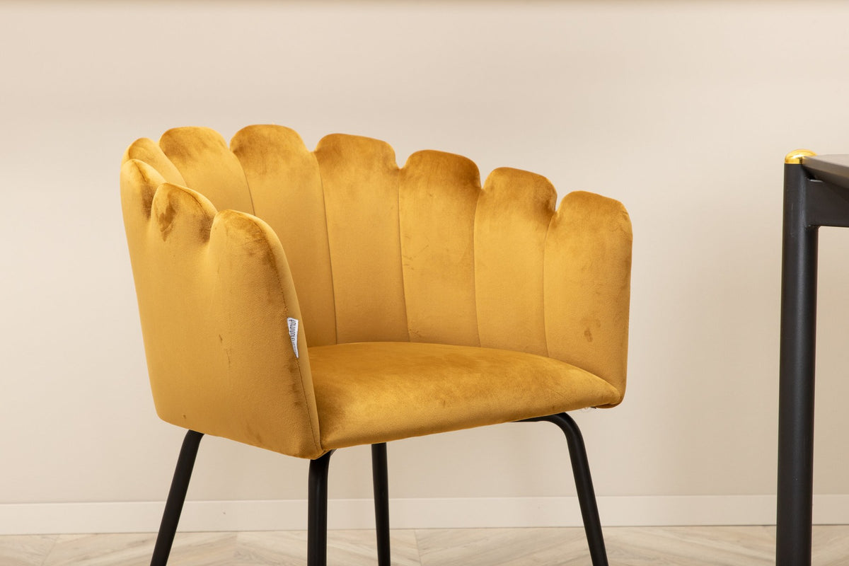 Schwarzer Esstisch aus MDF mit Furnier und Metallbeinen, kombiniert mit sechs Stühlen mit gelbem Samtbezug und schwarzen Metallbeinen.