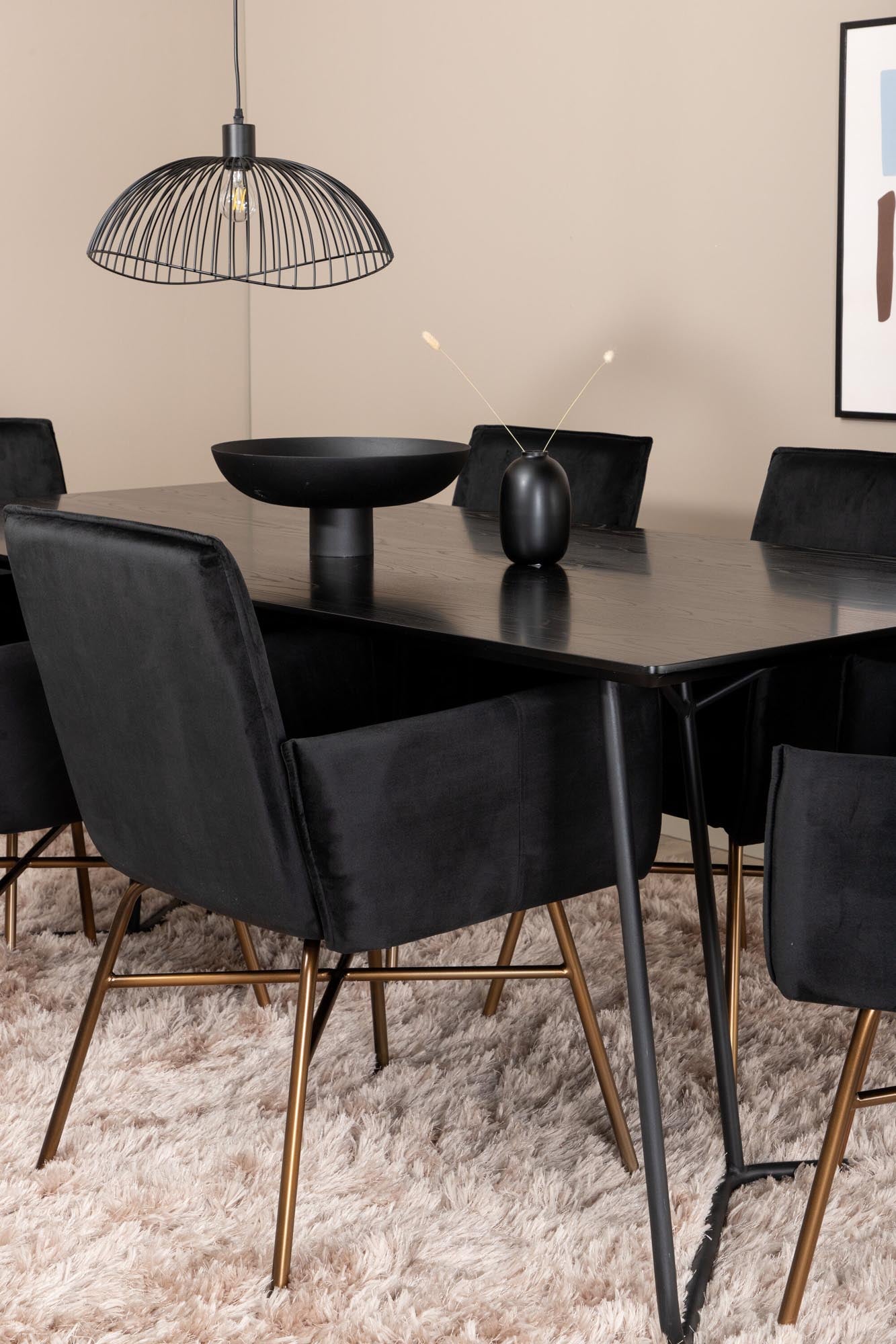 Entdecken Sie das elegante Petra Esszimmerset von Venture Home: 190 cm Tisch und 6 luxuriöse Samtstühle für ein modernes Ambiente.