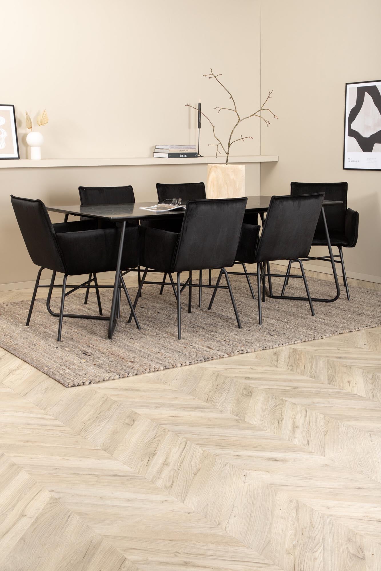 Gestalten Sie Ihr Esszimmer mit dem Petra Esszimmerset von Venture Home: 190 cm Tisch und 6 stilvollen Stühlen für unvergessliche Momente.