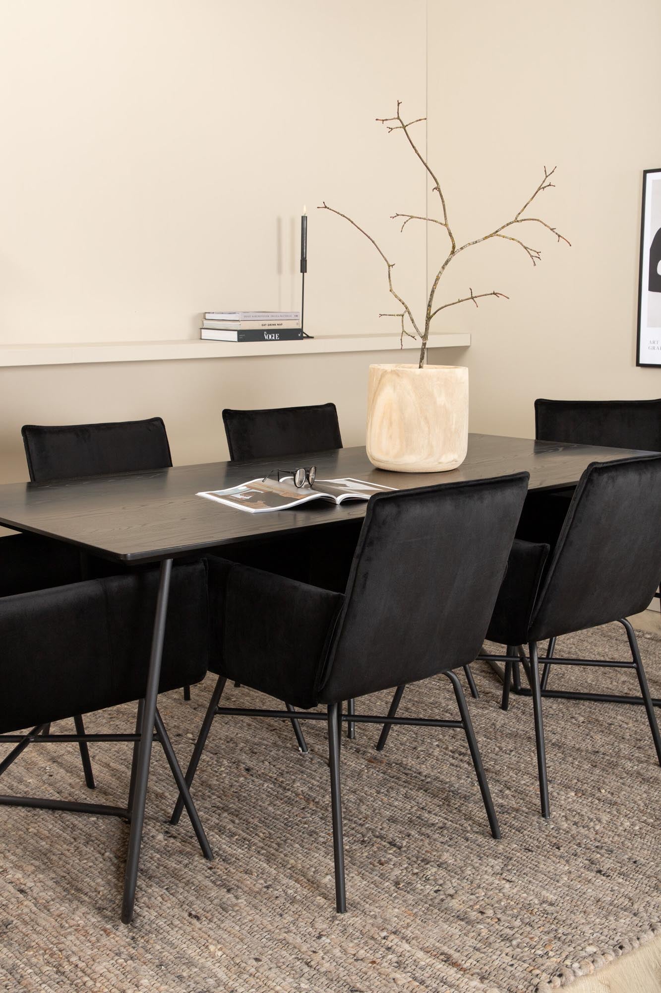 Stilvolles Petra Esszimmerset: 190cm Tisch, 6 Samtstühle, schwarzes MDF, Eisenbeine. Modern, elegant, komfortabel.