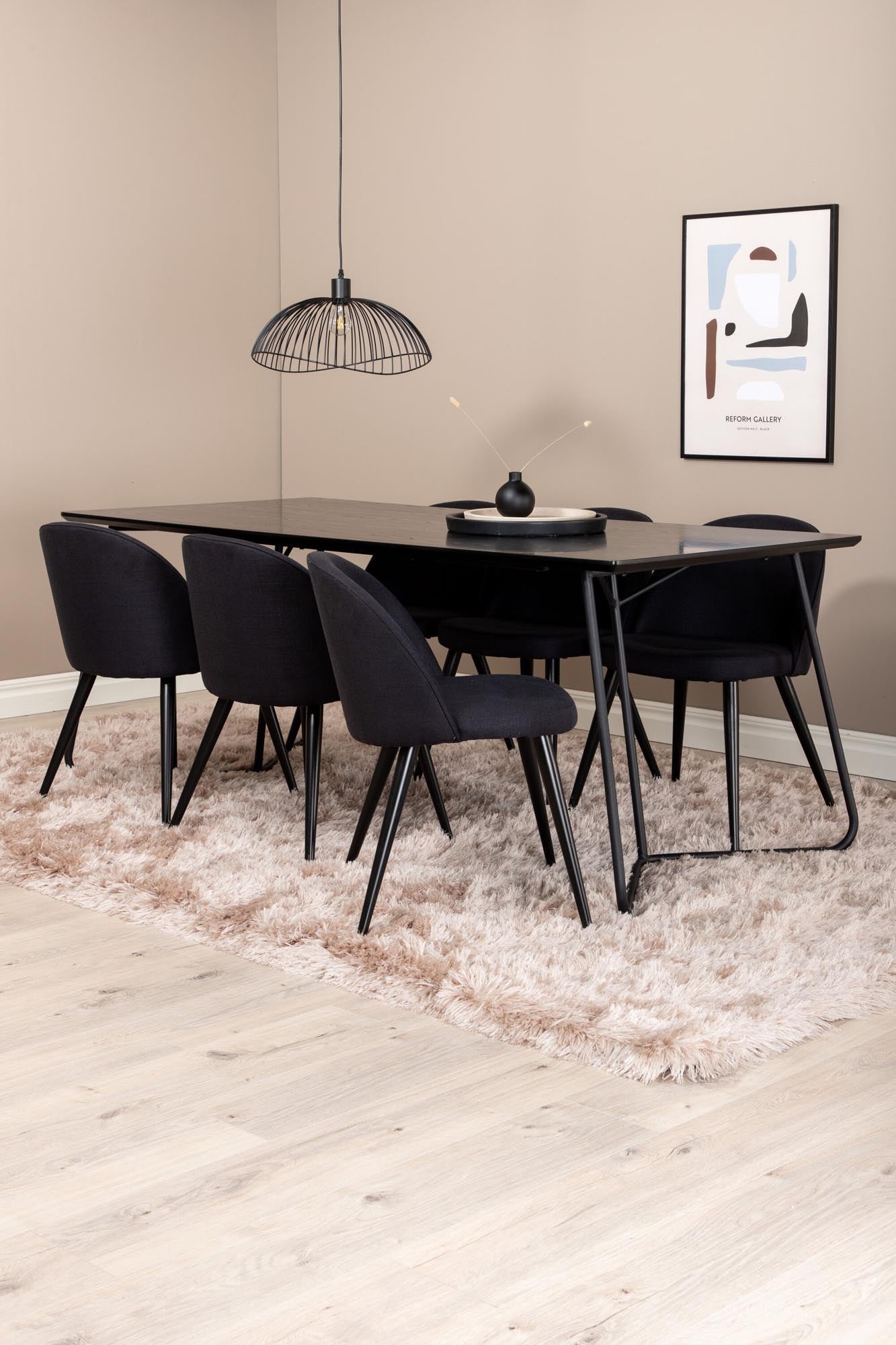 Stilvolles Esszimmerset Petra von Venture Home: 190 cm Tisch und 6 bequeme Samtstühle für einladende Essbereiche.