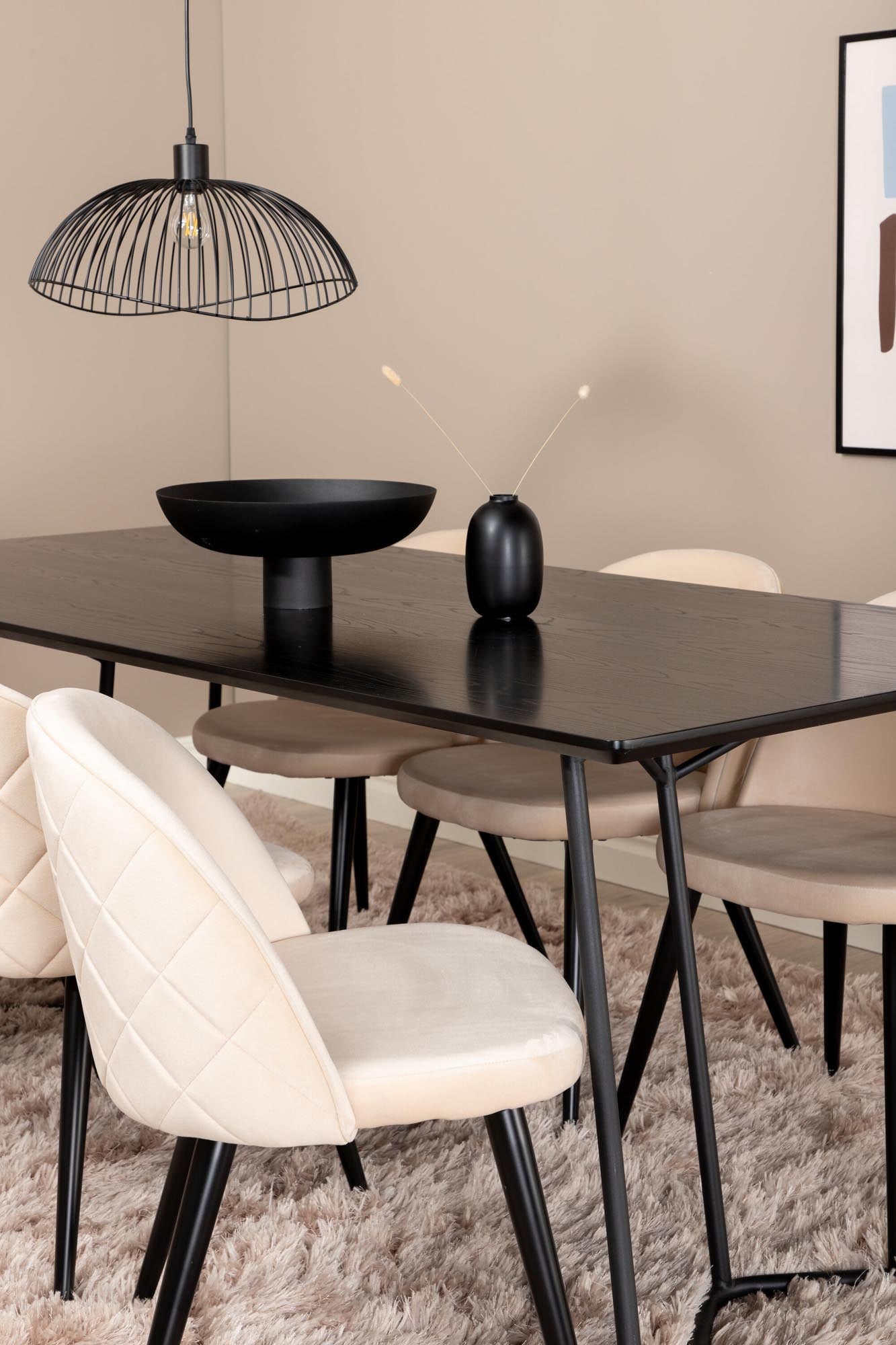 Elegantes Petra Esszimmerset von Venture Home: 190 cm Tisch mit 6 stilvollen Velvet Stitches-Stühlen für Komfort und modernes Design.