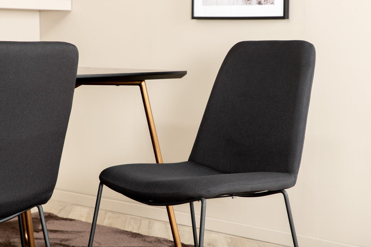 Schwarzes Esszimmerset Petra von Venture Home: Esstisch mit Tischplatte aus MDF und Furnier sowie sechs Stühle Muce mit Stahlbeinen.