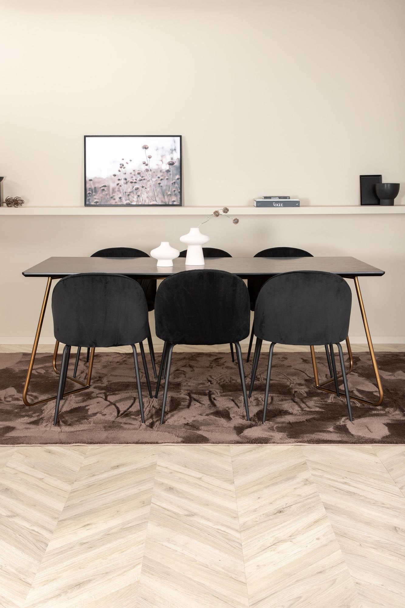Erlebe das elegante Esszimmerset Petra mit 6 luxuriösen Wrinkles-Stühlen aus Samt. Ideal für gesellige Abende und stilvolle Einrichtung.