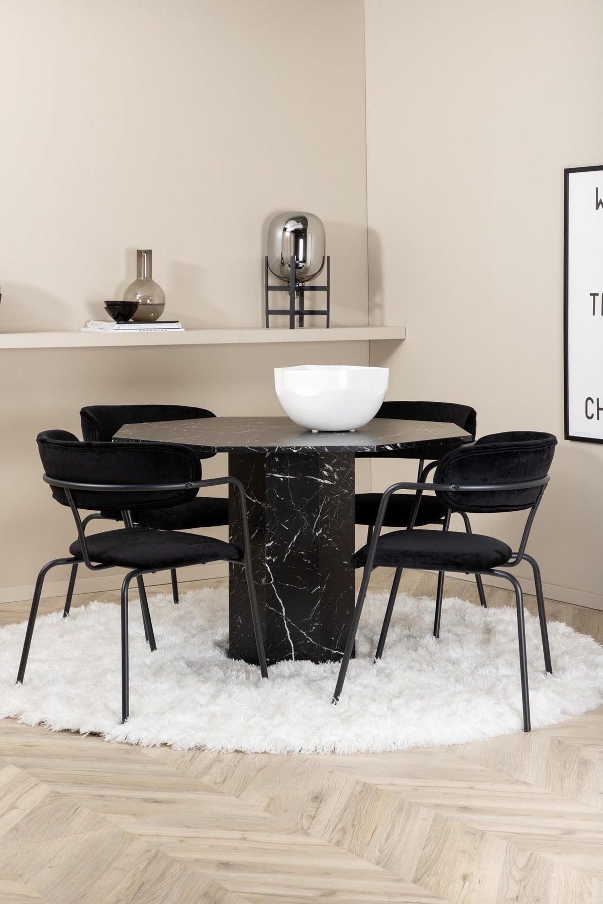 Marbs Esszimmerset + Arrow ⌀110cm/4St. in Schwarz präsentiert im Onlineshop von KAQTU Design AG. Esszimmerset ist von Venture Home