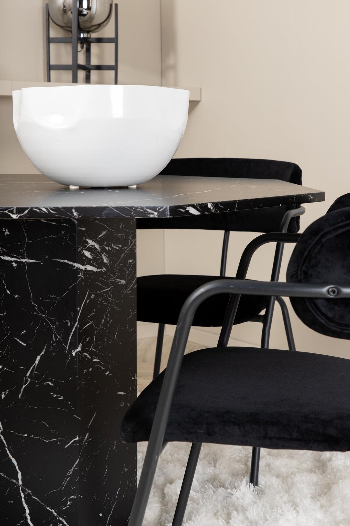 Marbs Esszimmerset + Arrow ⌀110cm/4St. in Schwarz präsentiert im Onlineshop von KAQTU Design AG. Esszimmerset ist von Venture Home