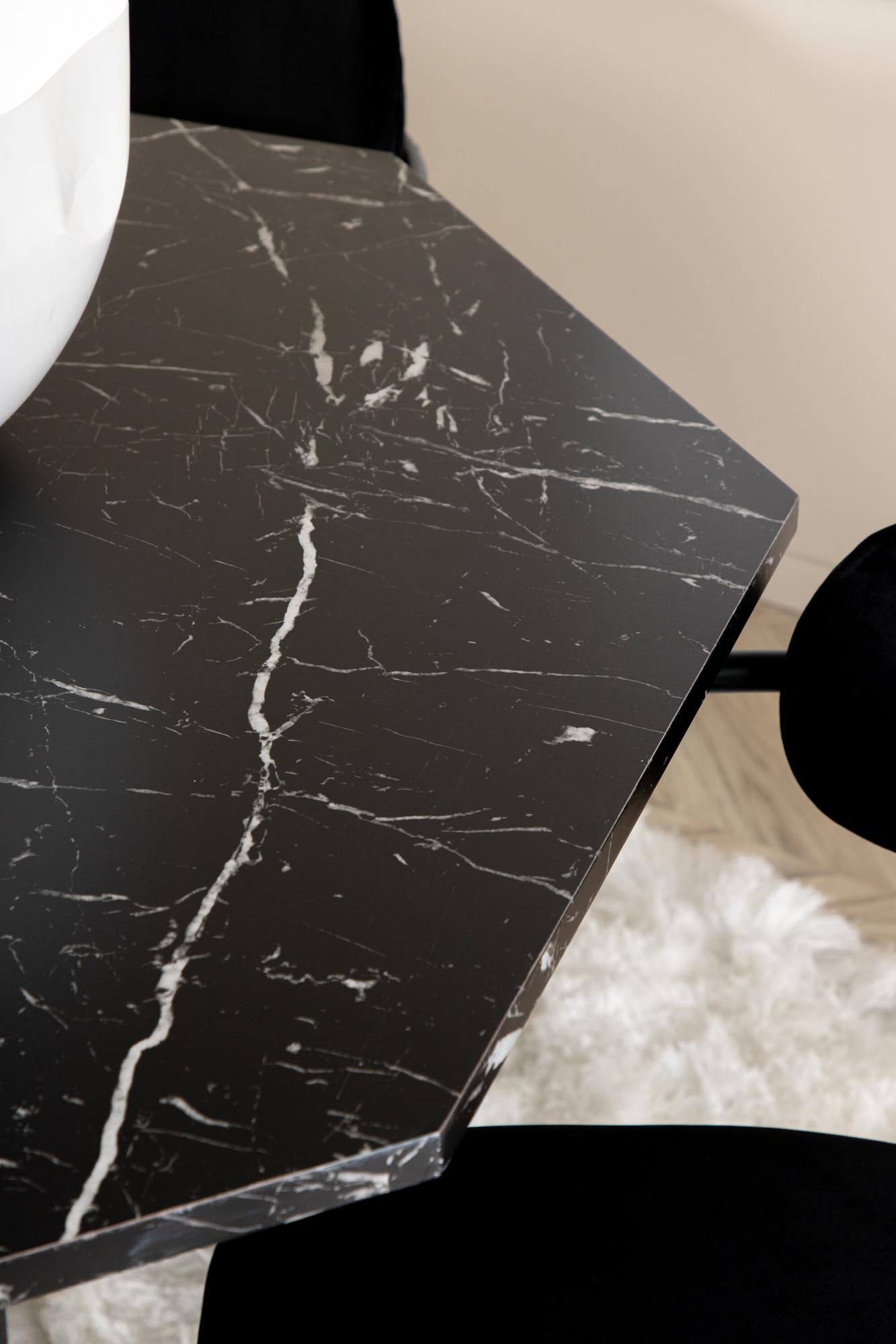 Stilvolles Marbs Esszimmerset + Arrow mit luxuriöser Marmorglasplatte und eleganten Samtstühlen für unvergessliche Essmomente.