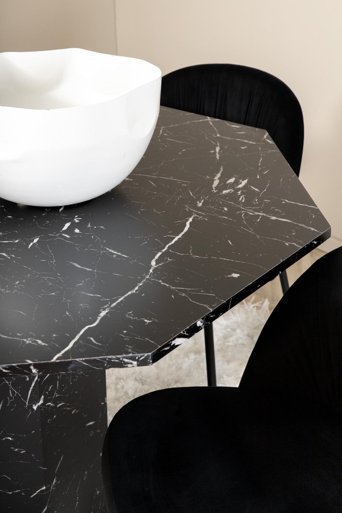 Marbs Esszimmerset + Wrinkles ⌀110cm/4St. in Schwarz präsentiert im Onlineshop von KAQTU Design AG. Esszimmerset ist von Venture Home