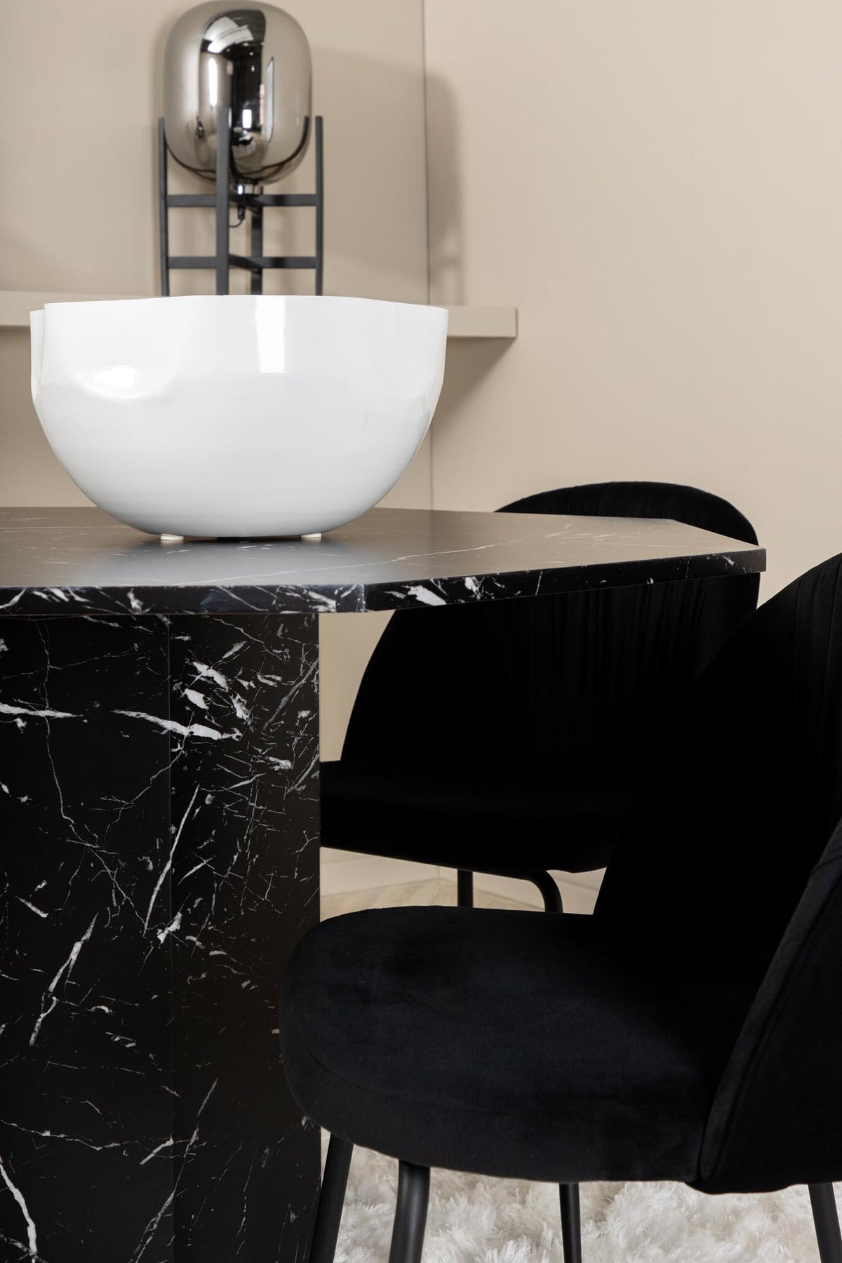 Marbs Esszimmerset + Wrinkles ⌀110cm/4St. in Schwarz präsentiert im Onlineshop von KAQTU Design AG. Esszimmerset ist von Venture Home