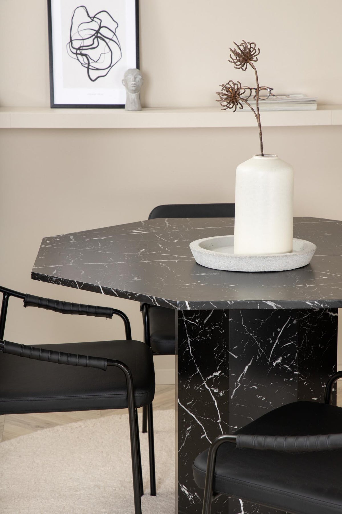 Marbs Esszimmerset + Tvist ⌀110cm/4St. in Schwarz präsentiert im Onlineshop von KAQTU Design AG. Esszimmerset ist von Venture Home