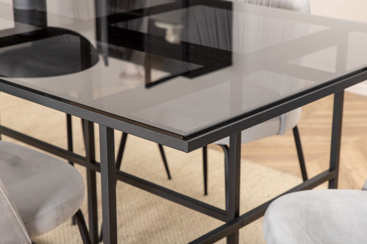 Esszimmerset von Venture Home: rechteckiger Glastisch 200x90cm mit schwarzem Stahlgestell und zwei Stühlen mit grauem Samtbezug und schwarzen Metallbeinen.