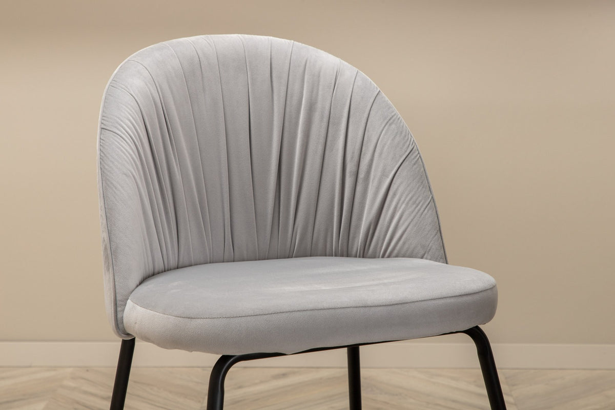Esszimmerset Uno mit rechteckigem MDF-Tisch in Nussbaum-Furnier und schwarzem Stahlgestell, sechs Wrinkles Stühle mit grauem Samtbezug.