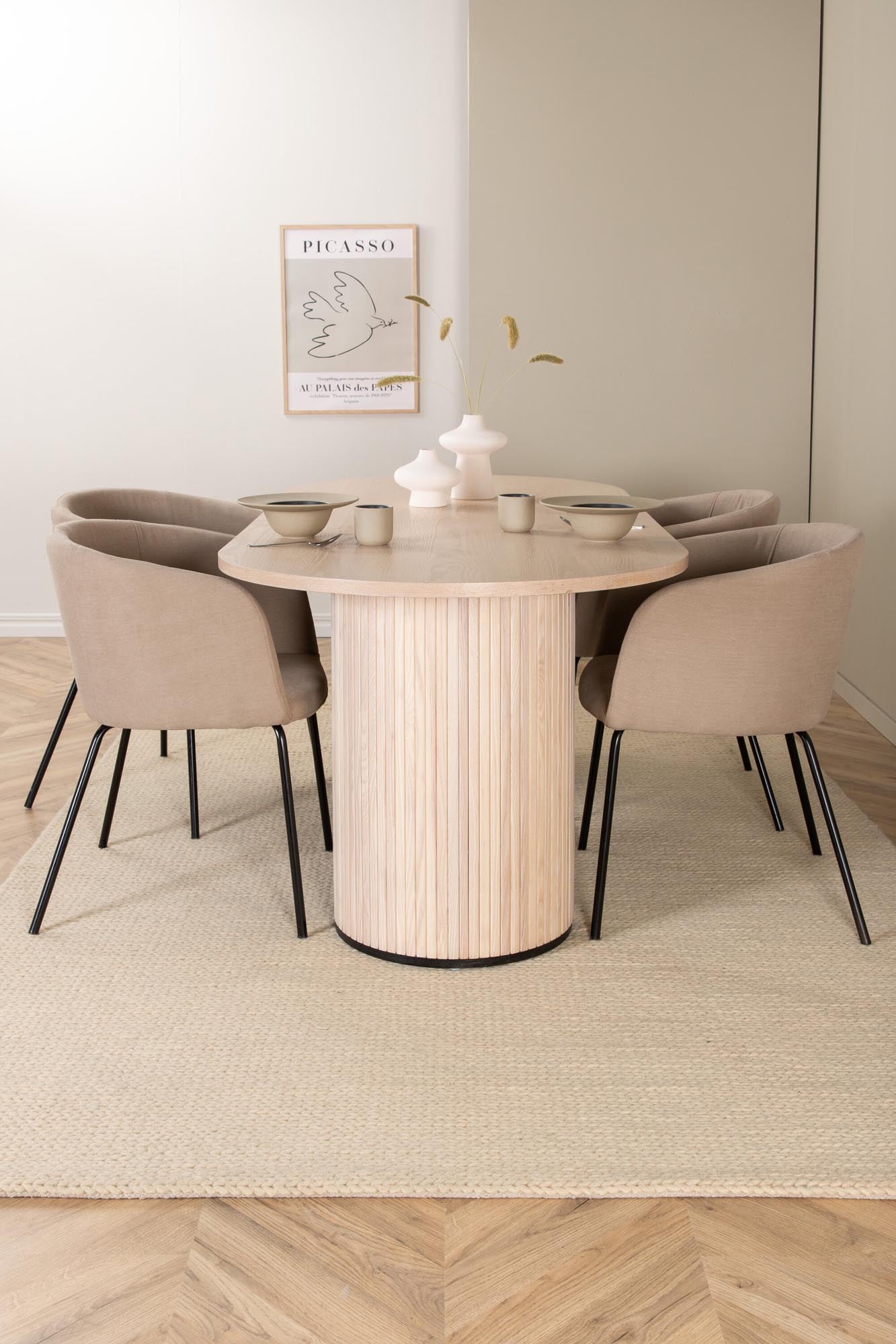 Stilvolles Bianca Esszimmerset mit ovalem Tisch und luxuriösen Samtstühlen. Ideal für gesellige Runden und elegantes Wohnen.