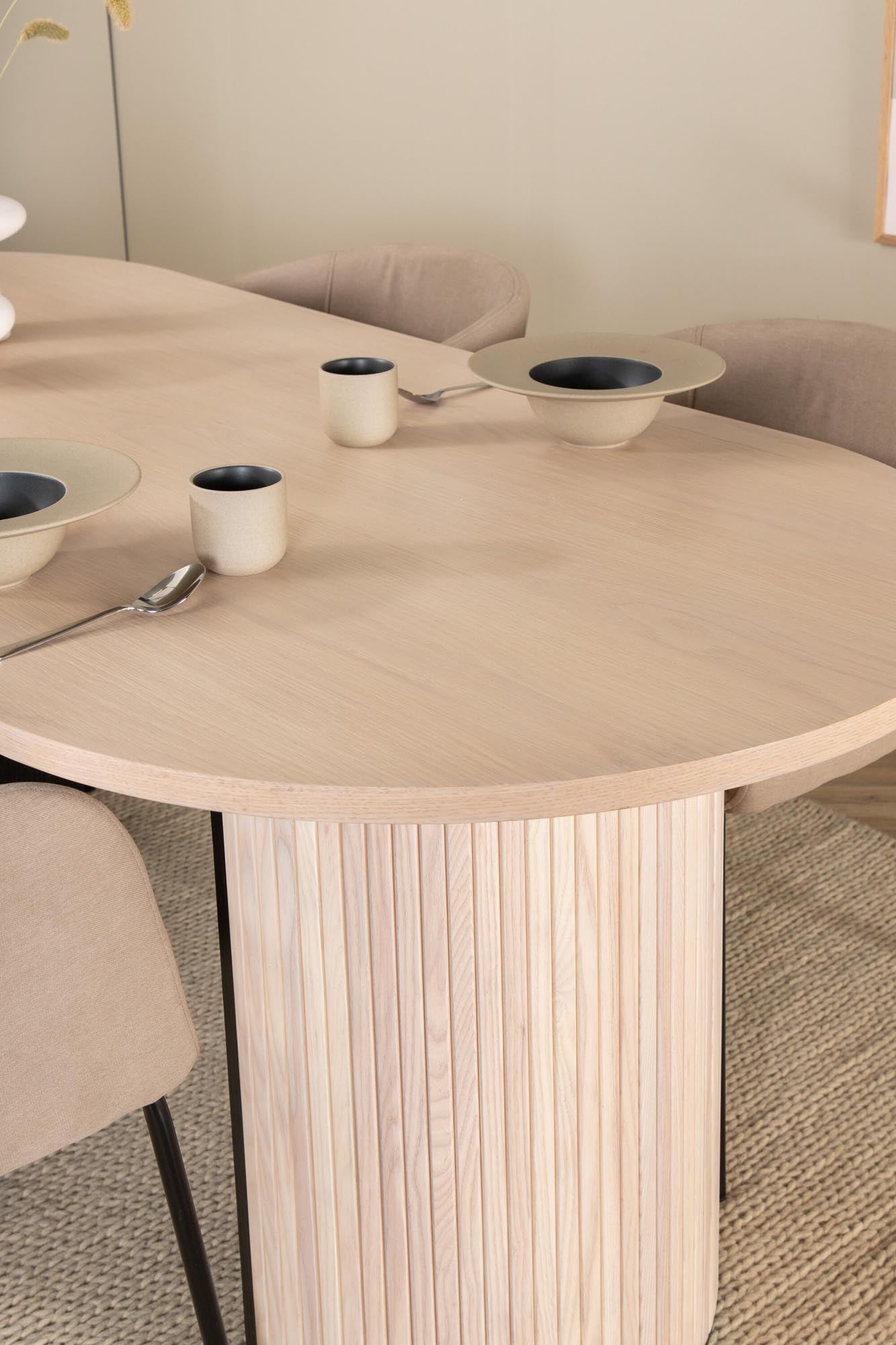 Elegantes Bianca Esszimmerset mit ovalem Tisch und komfortablen Berit Stühlen. Perfekt für stilvolle Esszimmer und gesellige Runden.